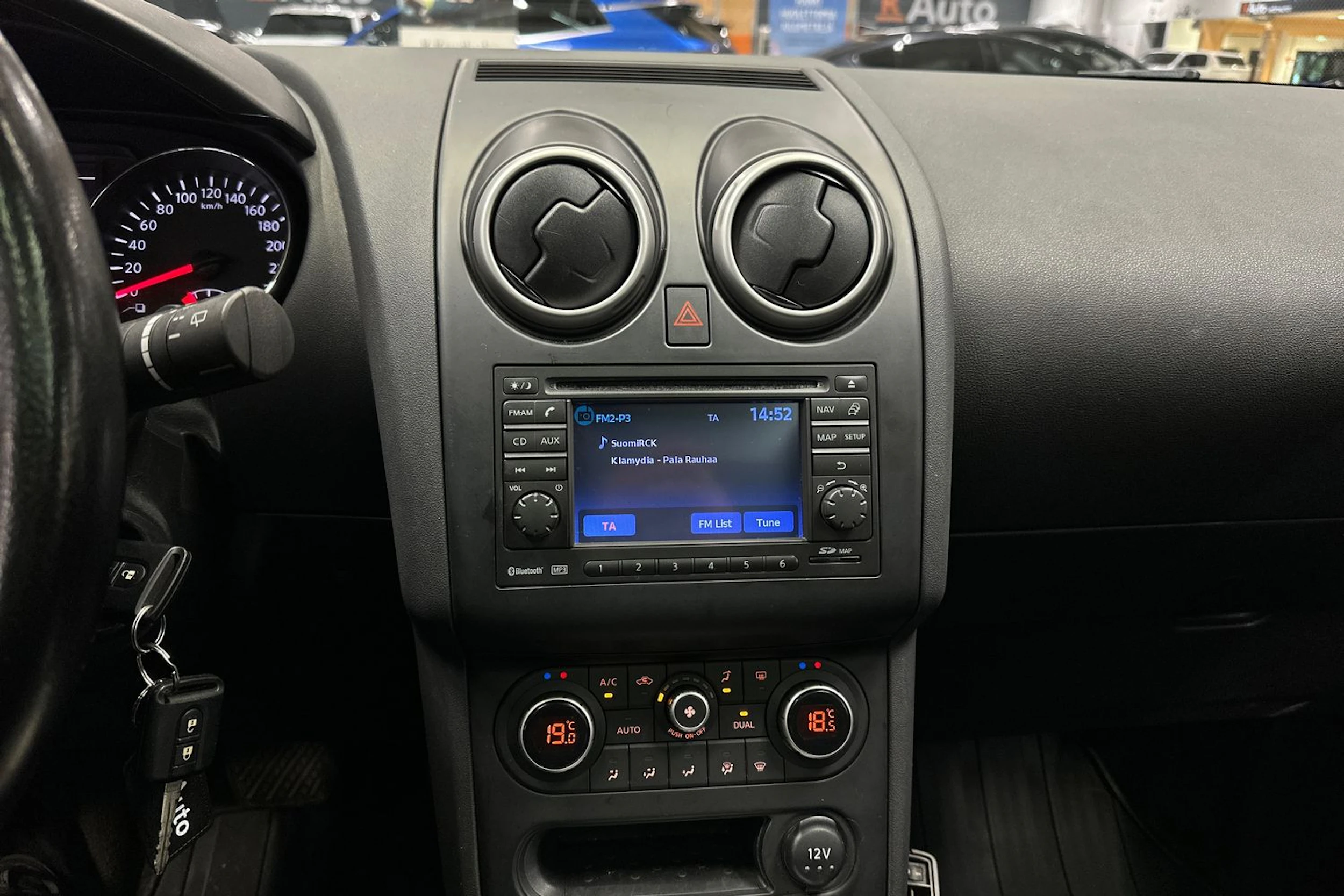 harmaa Nissan Qashqai+2 2011 kuva 20.