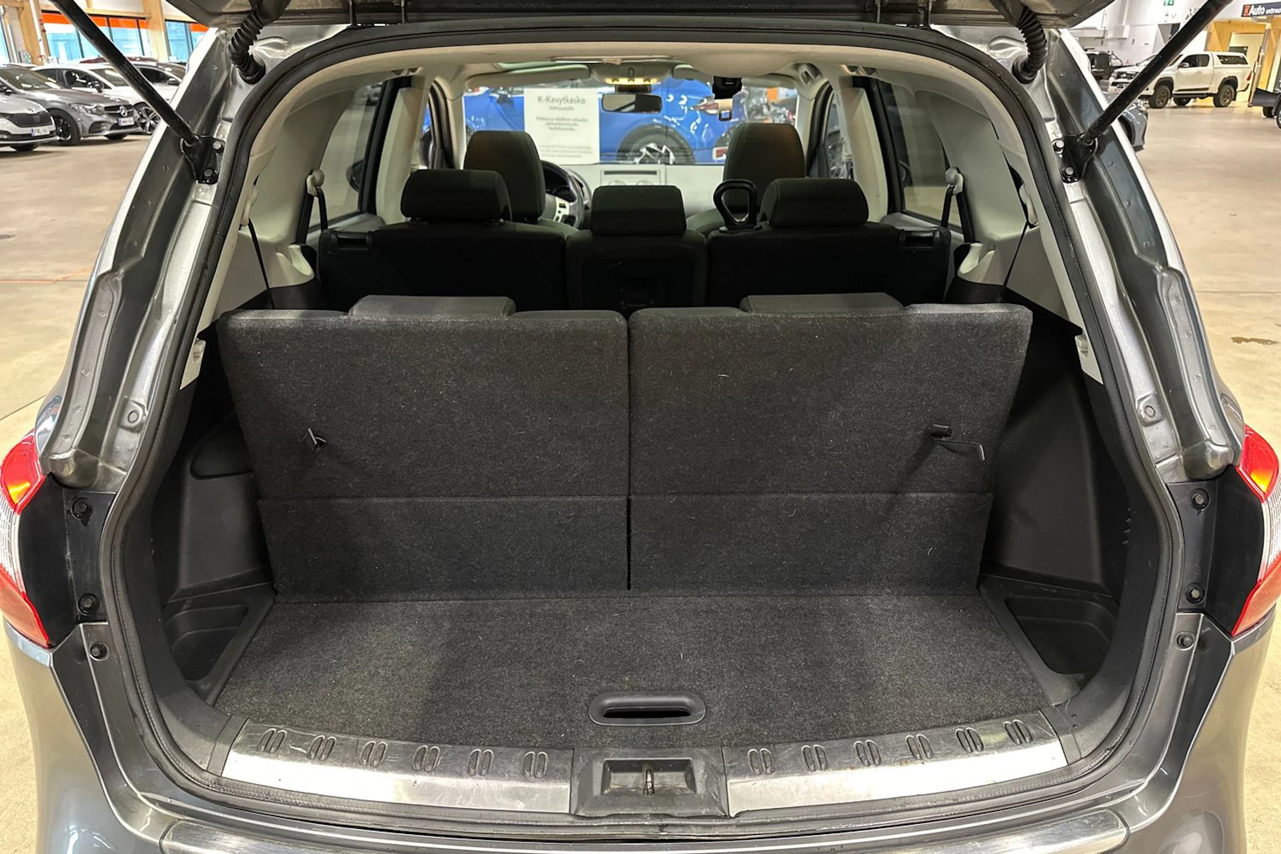harmaa Nissan Qashqai+2 2011 kuva 28.