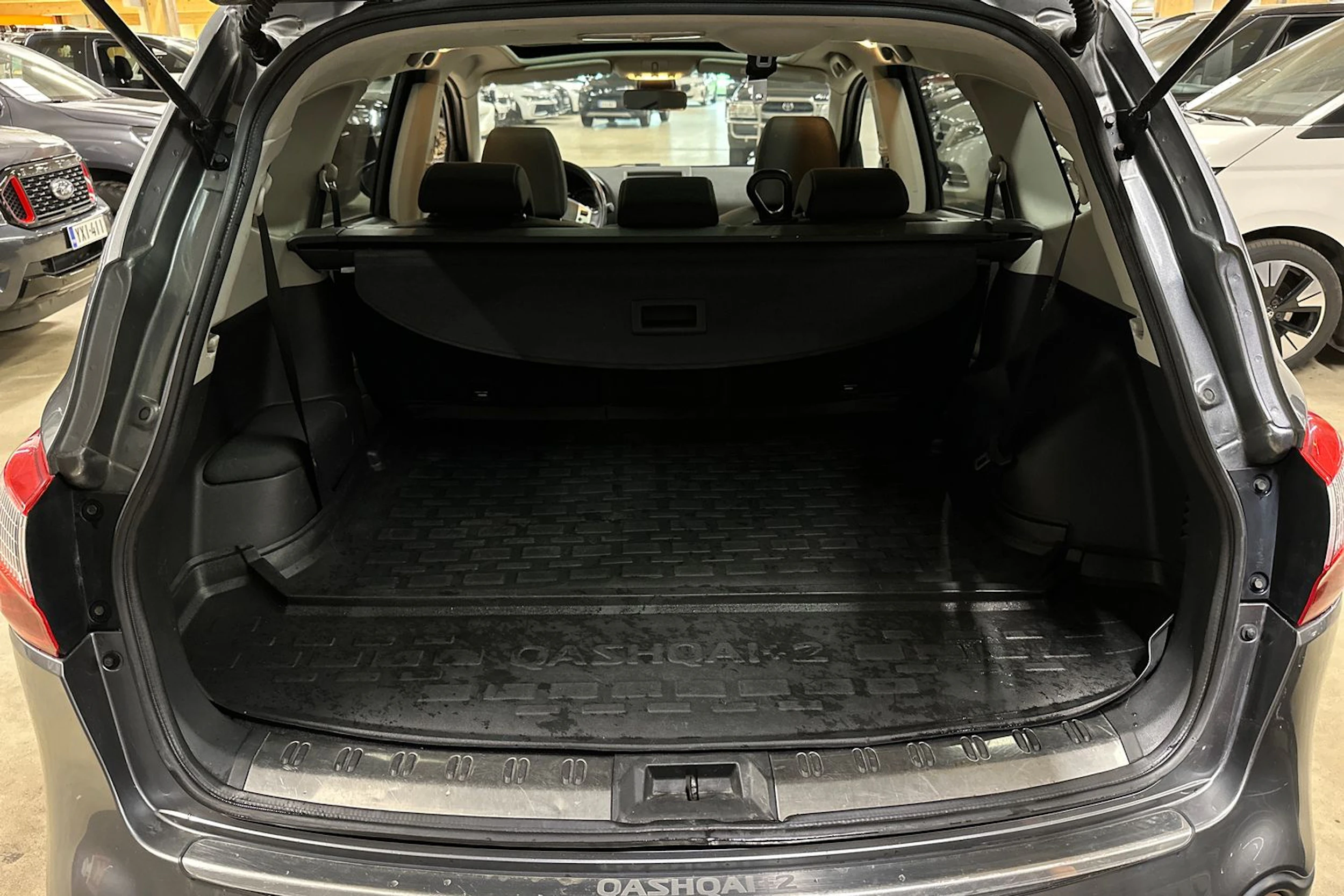 harmaa Nissan Qashqai+2 2011 kuva 29.