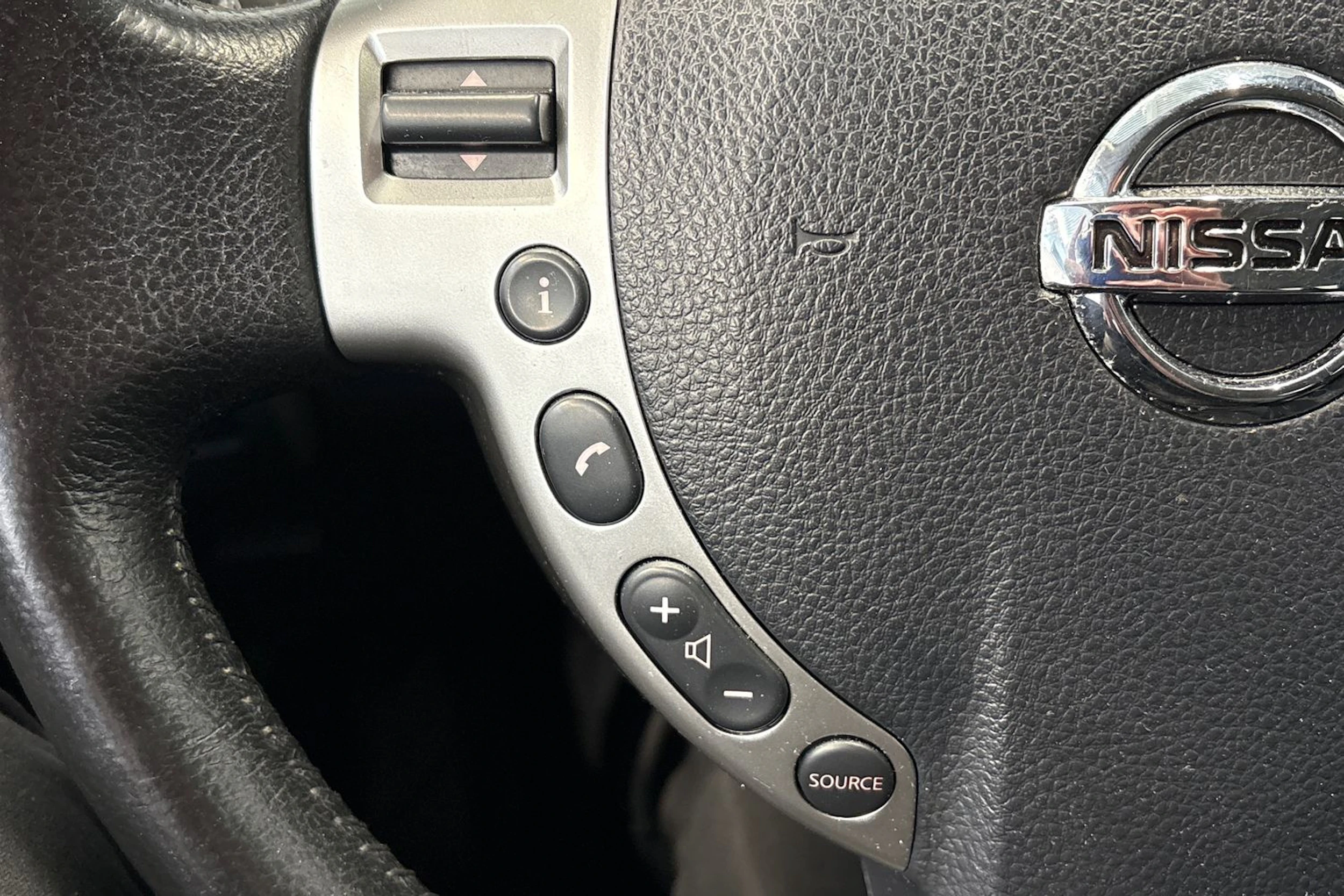 musta Nissan Qashqai+2 2011 kuva 19.