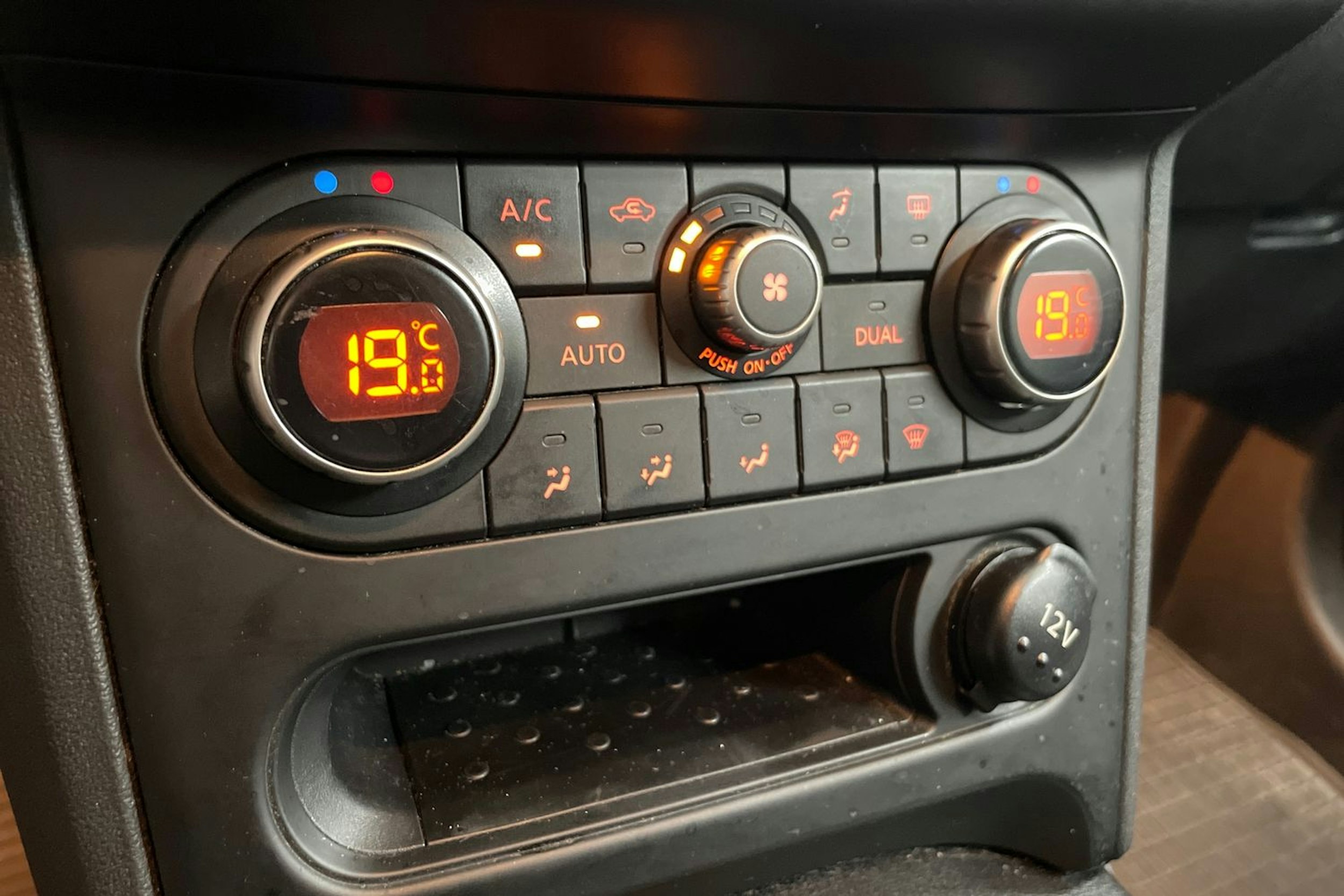 Ruskea (beige) Nissan Qashqai+2 2012 kuva 15.