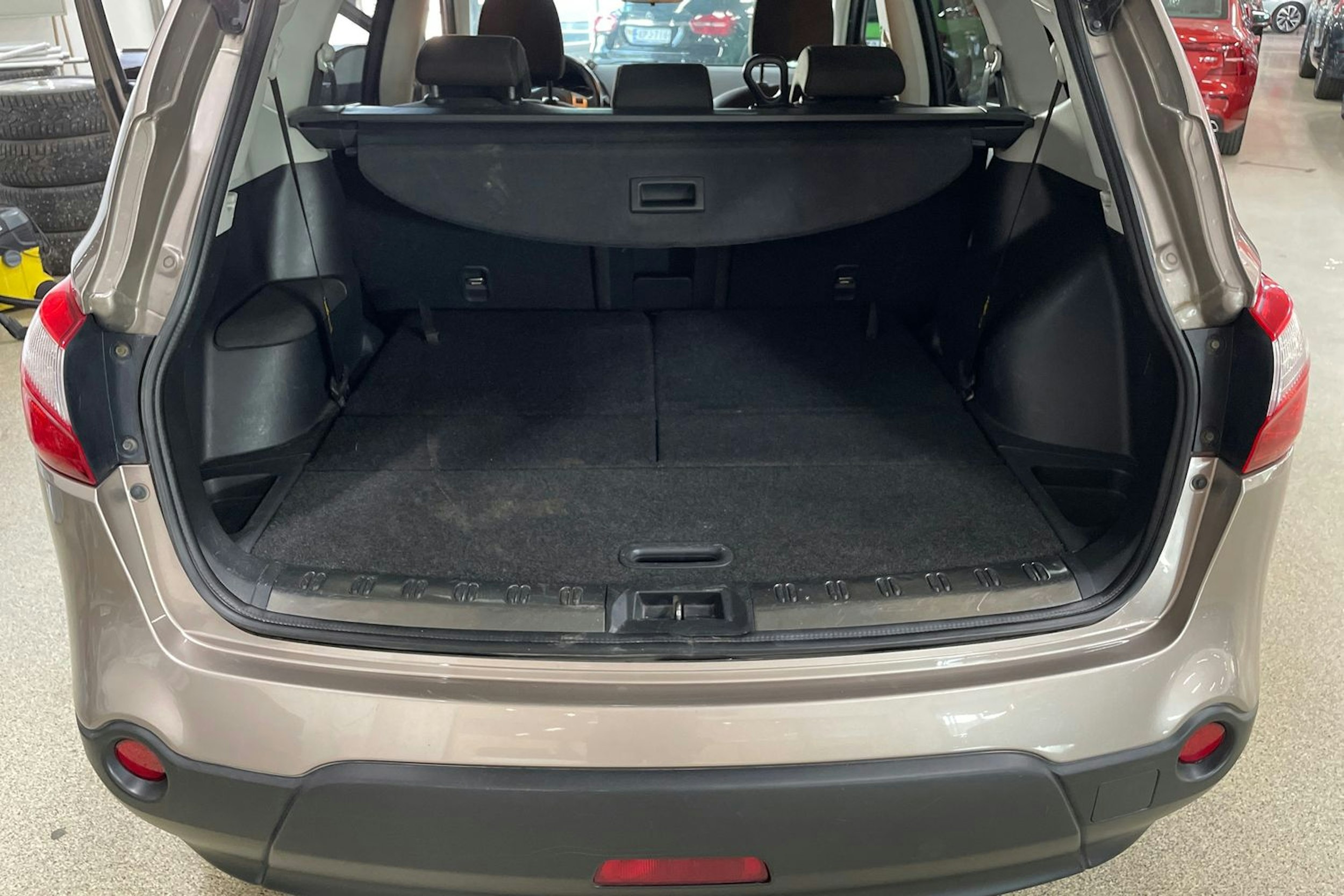 Ruskea (beige) Nissan Qashqai+2 2012 kuva 21.