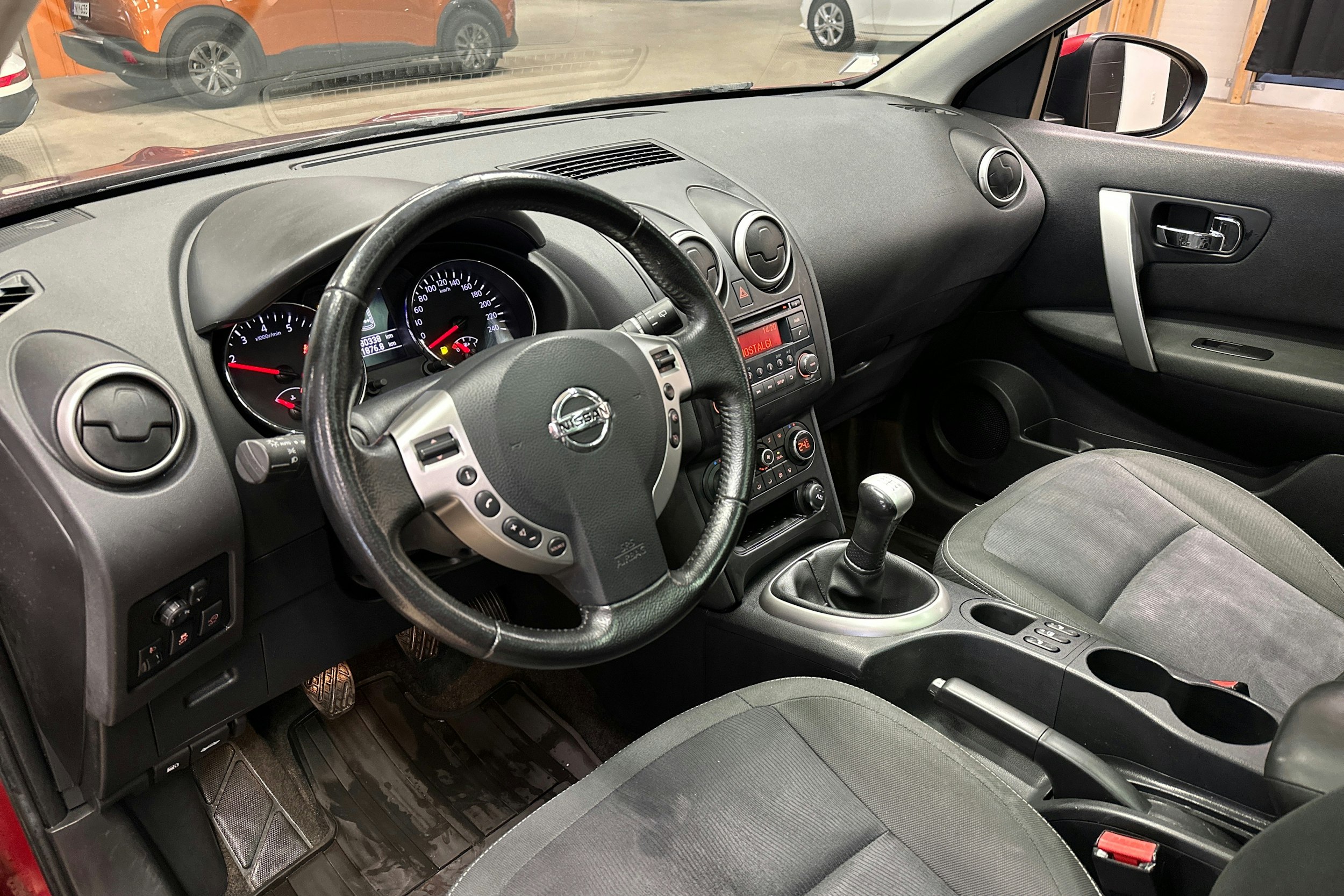 punainen Nissan Qashqai+2 2012 kuva 6.