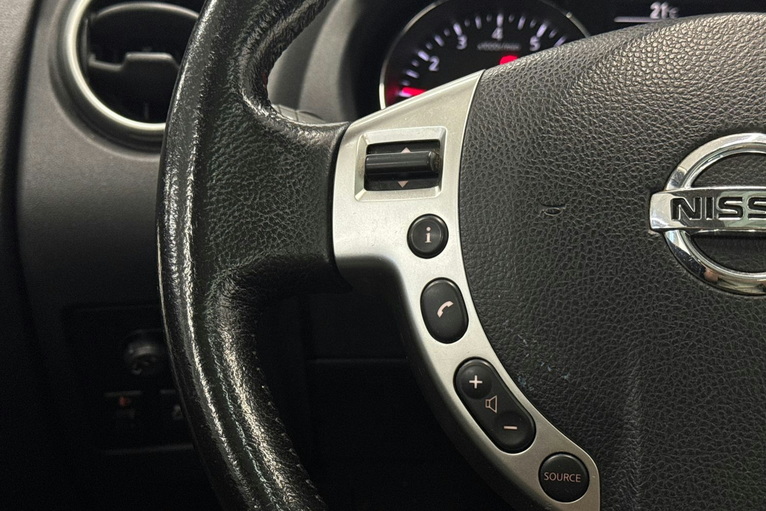 musta Nissan Qashqai+2 2012 kuva 15.