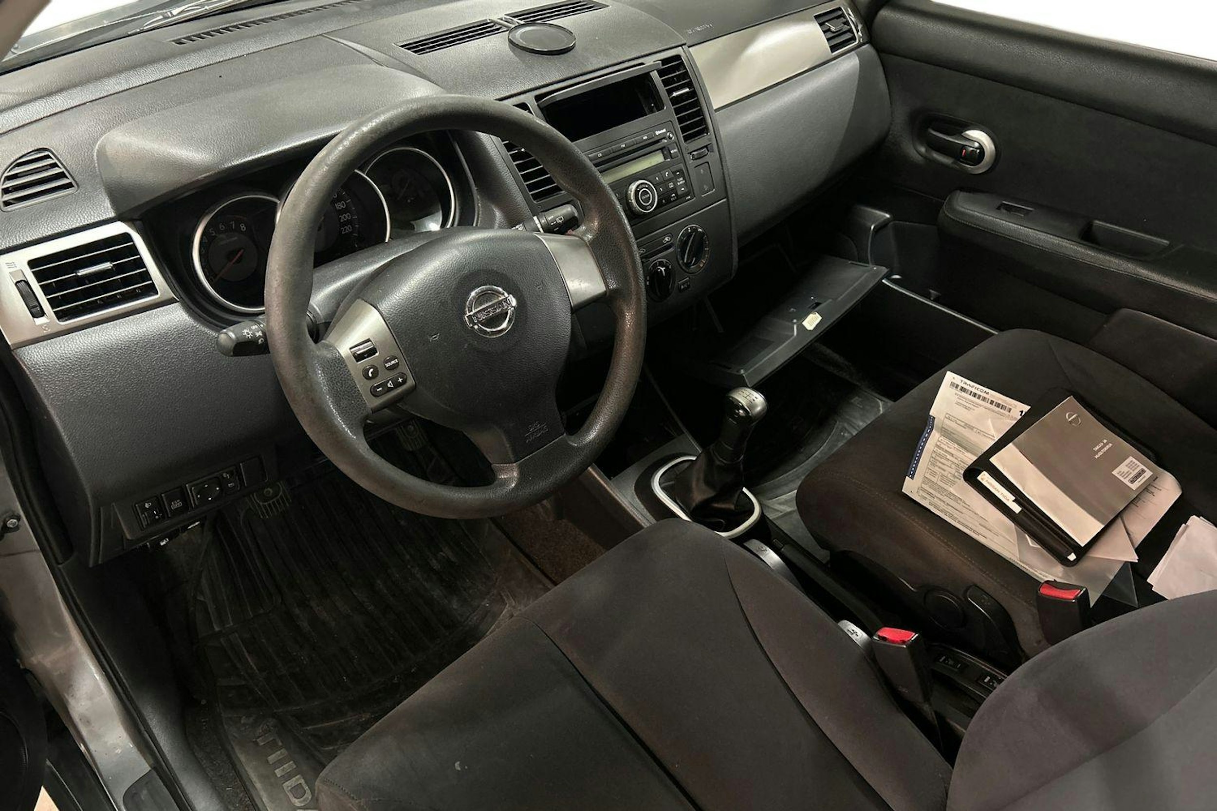 Harmaa Nissan Tiida 2008 kuva 6.
