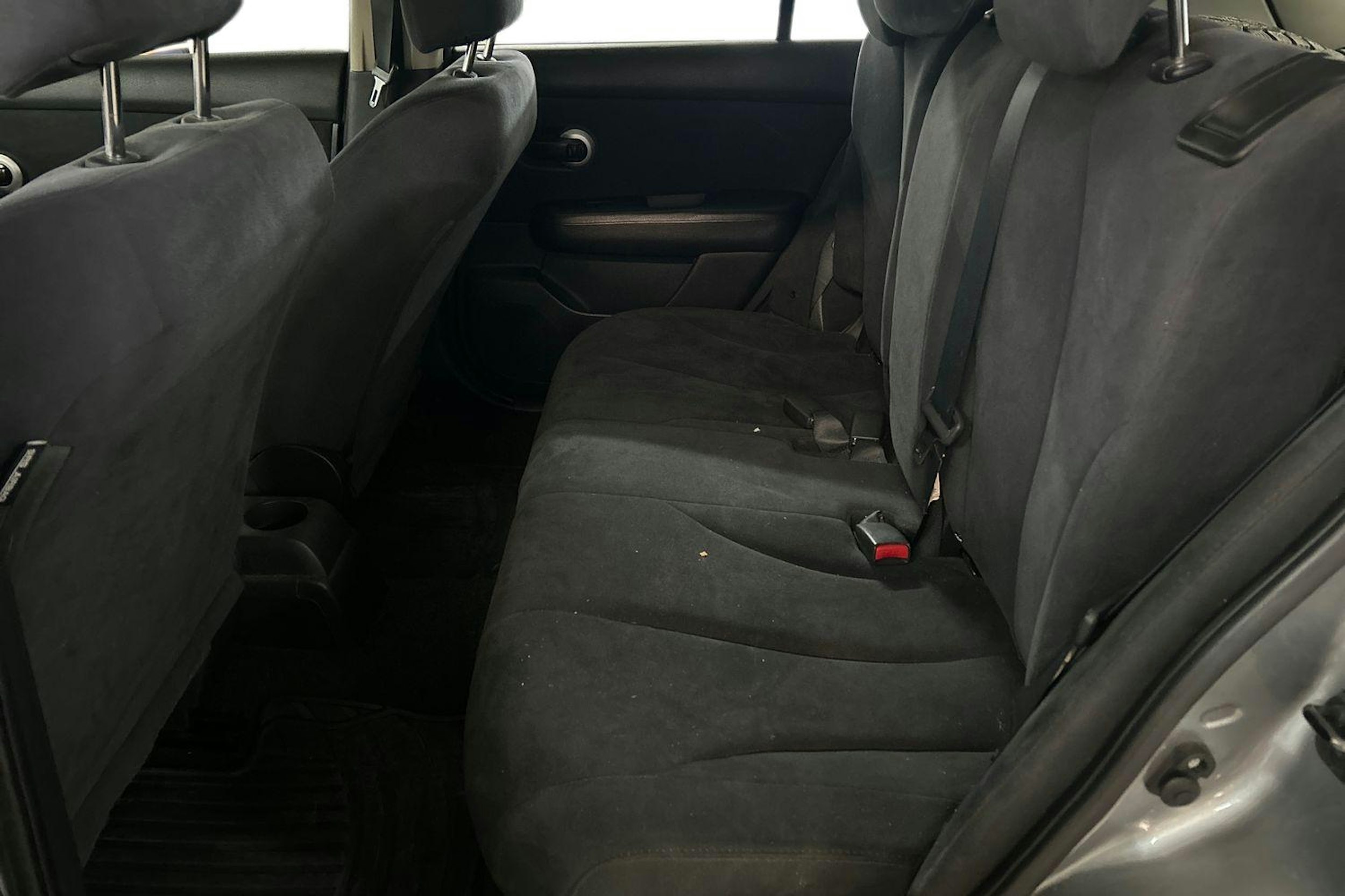 Harmaa Nissan Tiida 2008 kuva 8.