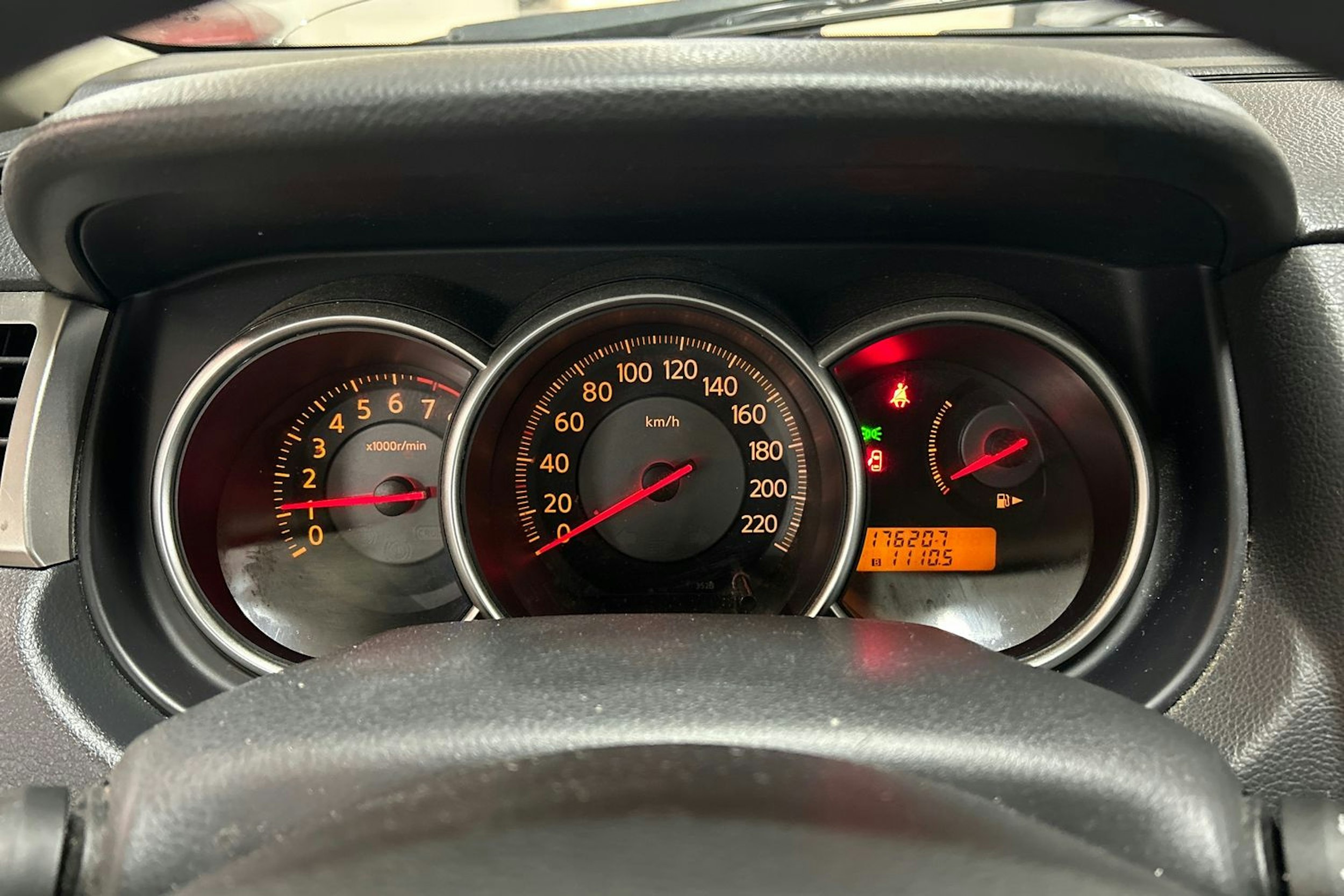 Harmaa Nissan Tiida 2008 kuva 13.
