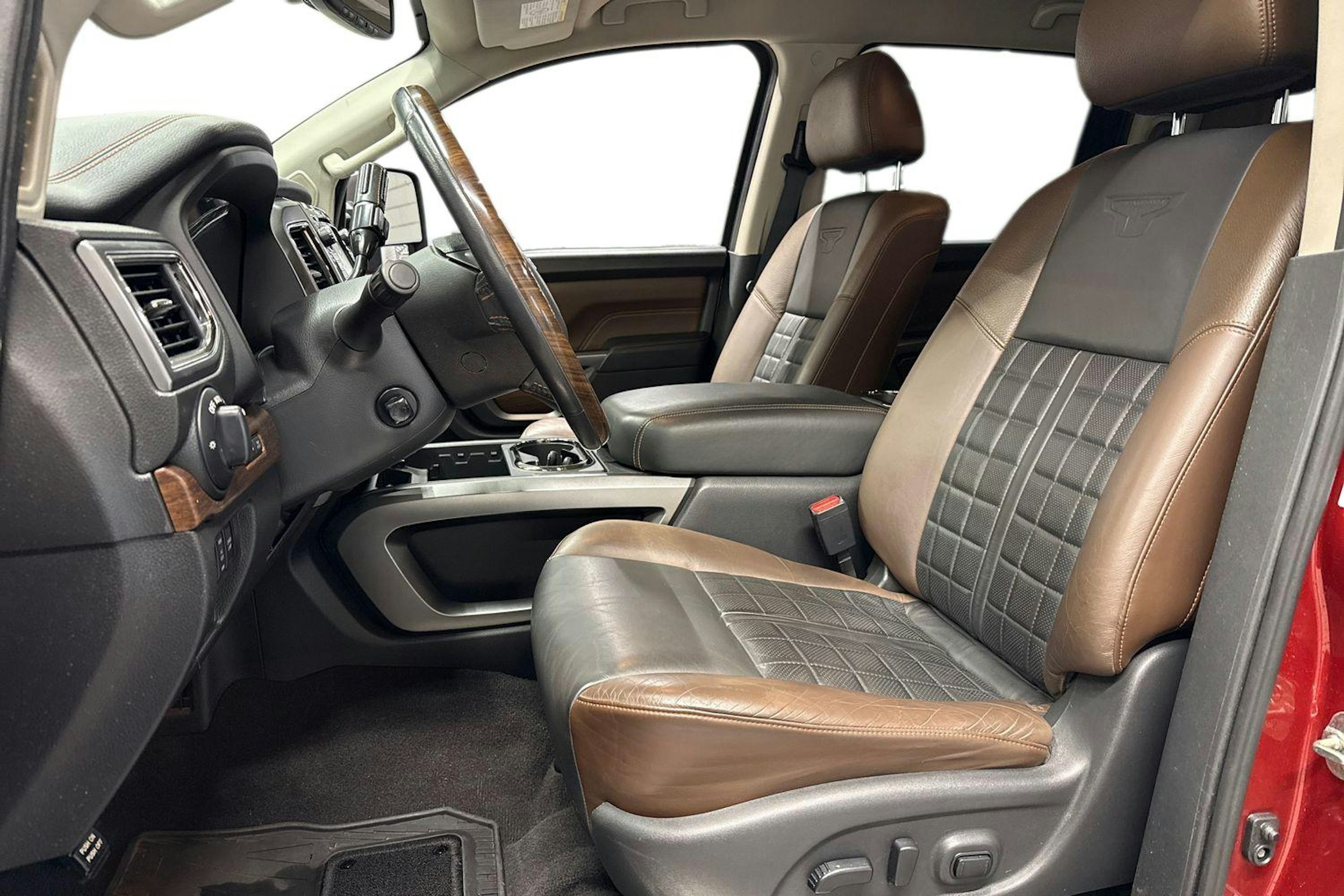 punainen Nissan Titan 2017 kuva 7.