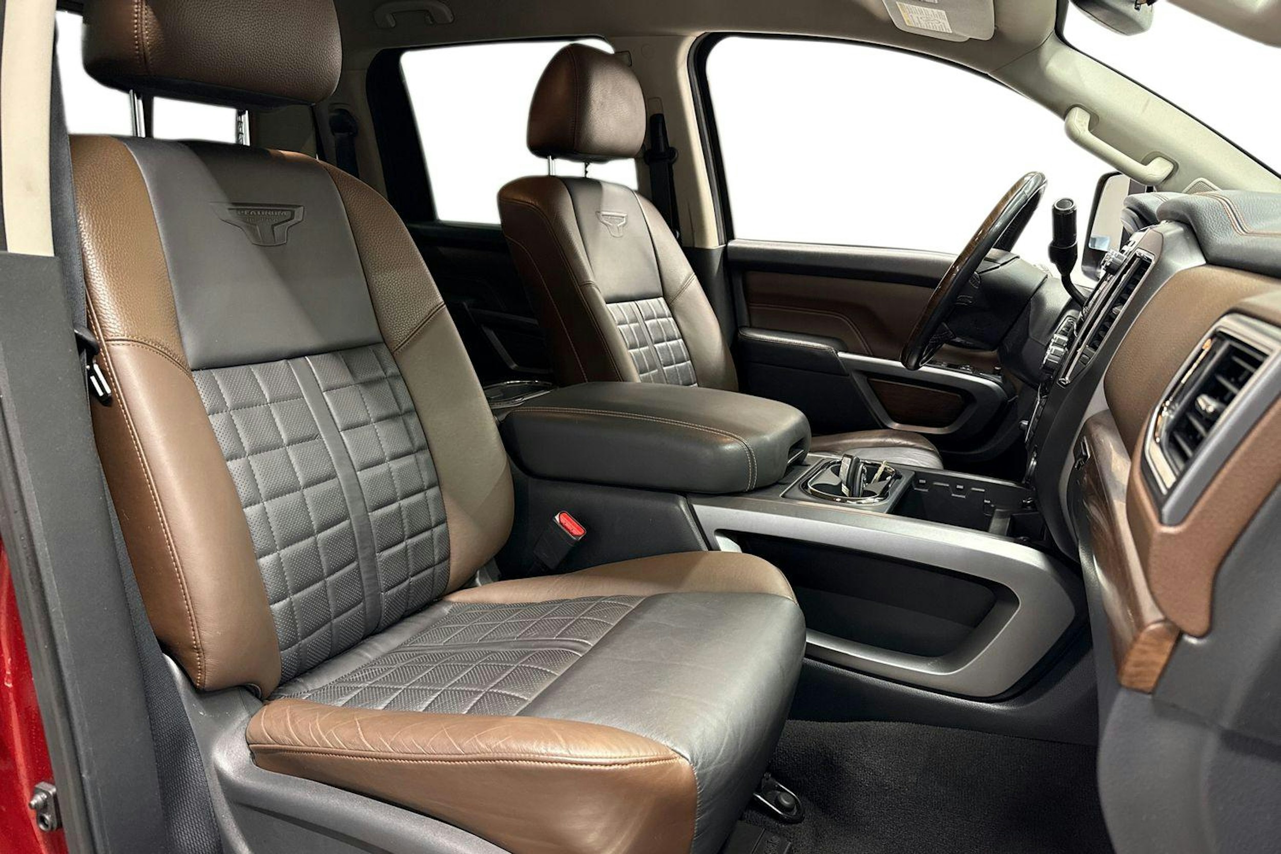 punainen Nissan Titan 2017 kuva 10.