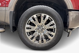 punainen Nissan Titan 2017 kuva 11.