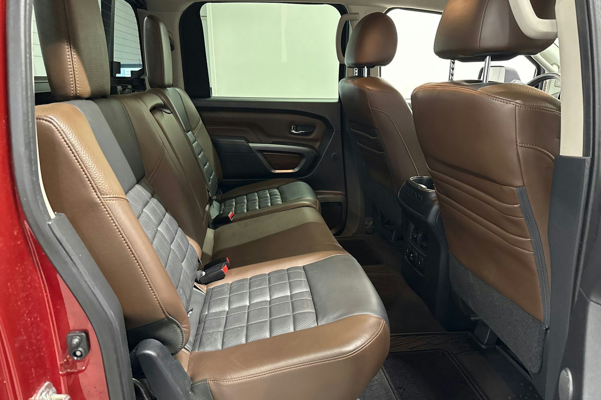 punainen Nissan Titan 2017 kuva 13.