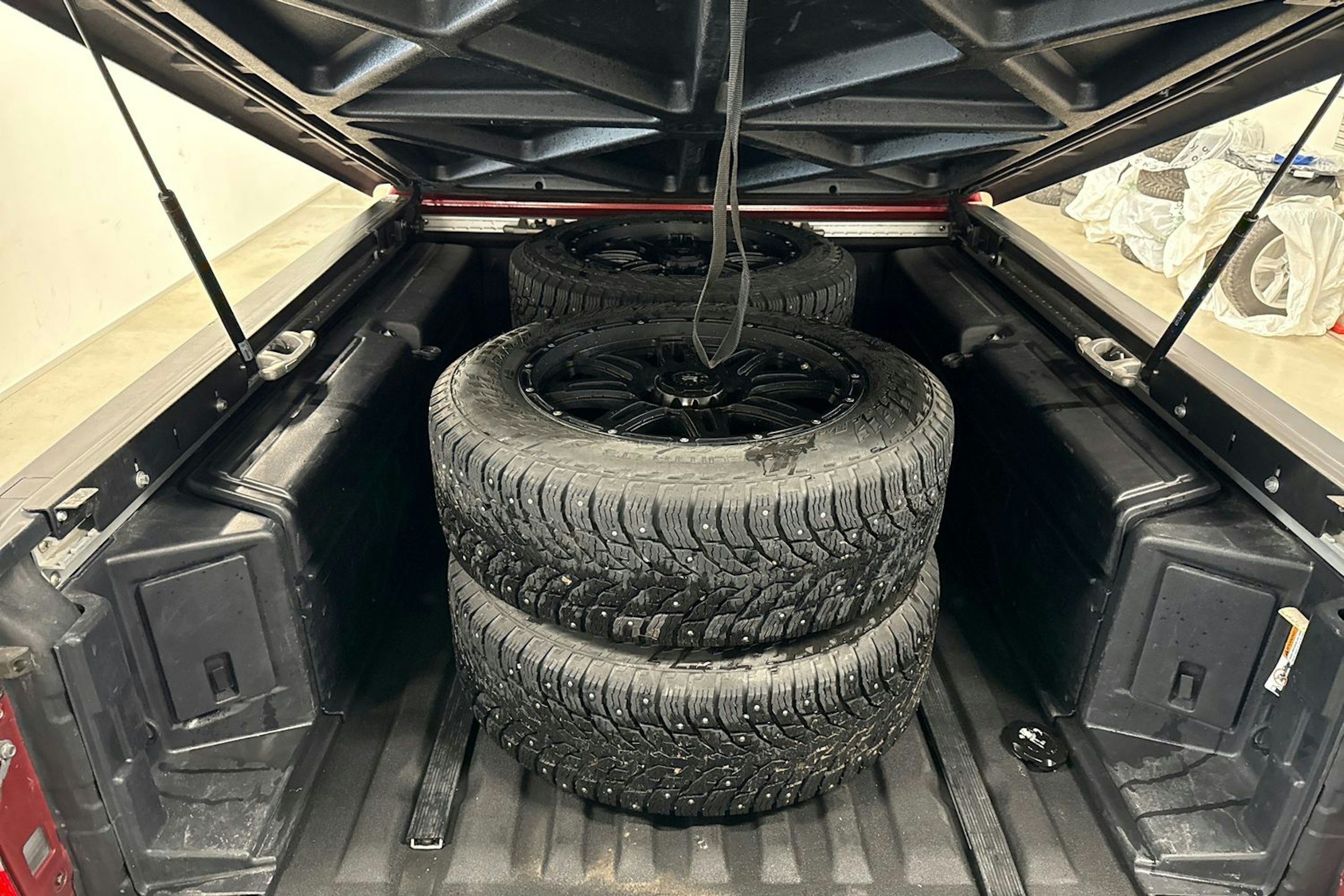 punainen Nissan Titan 2017 kuva 14.