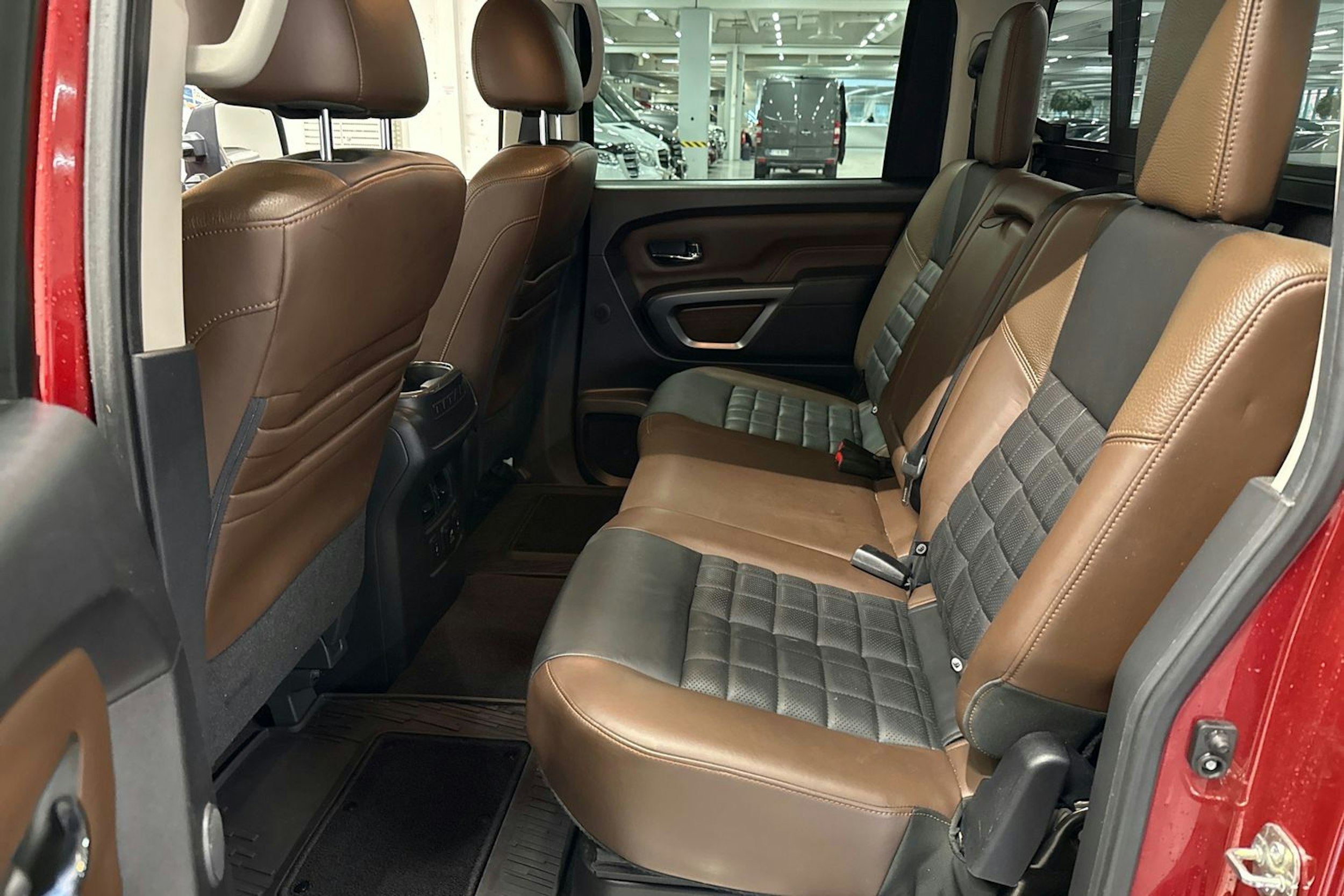 punainen Nissan Titan 2017 kuva 15.