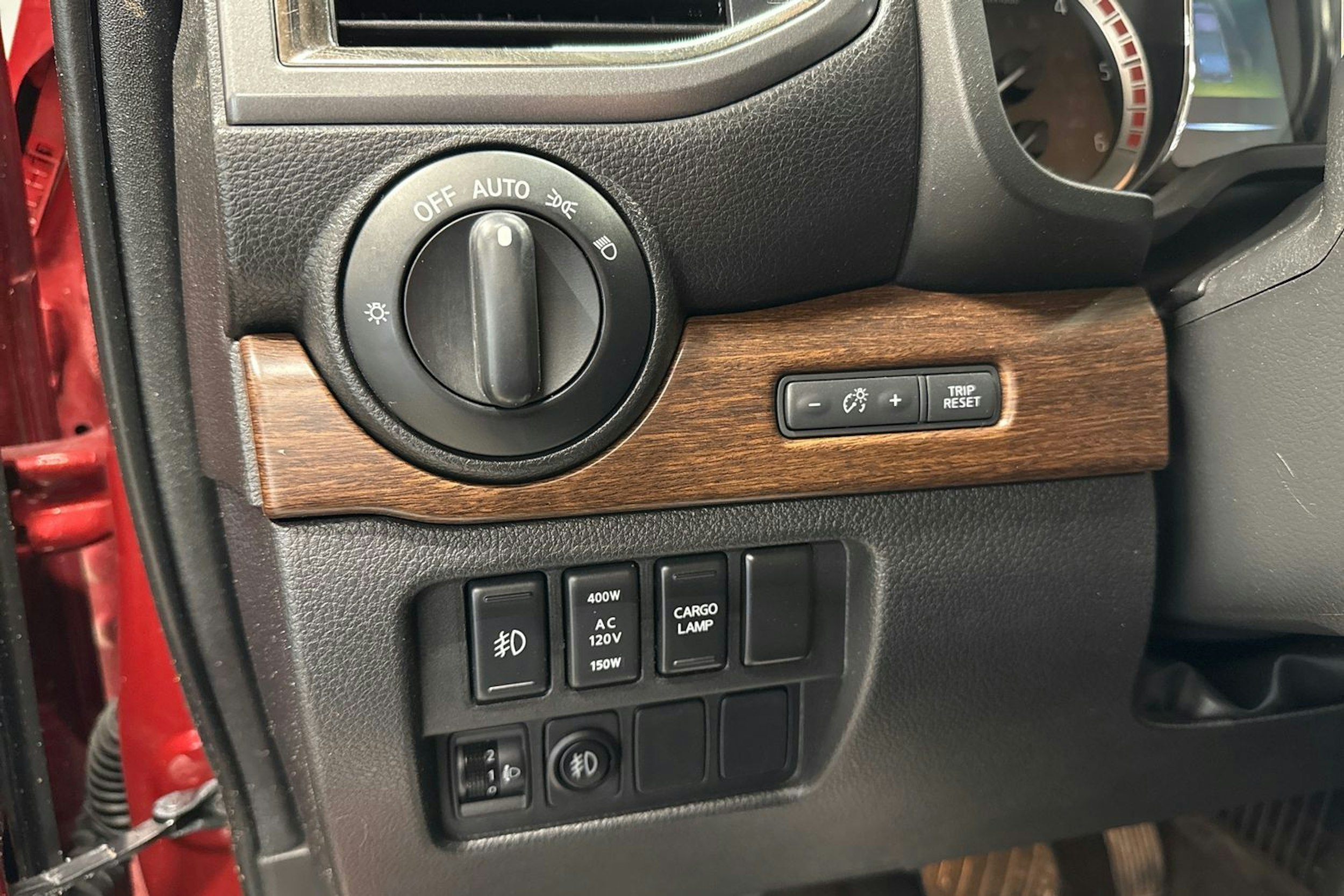 punainen Nissan Titan 2017 kuva 16.