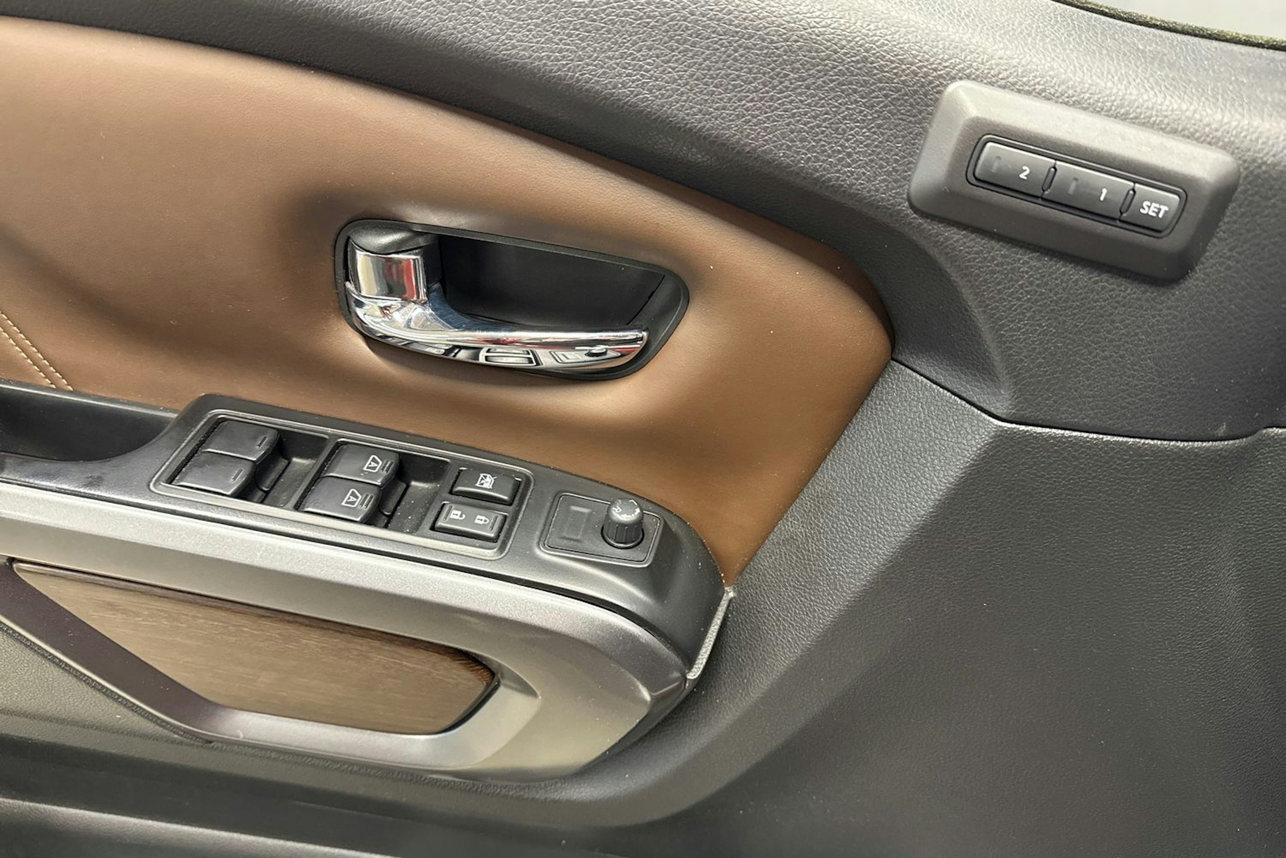 punainen Nissan Titan 2017 kuva 17.