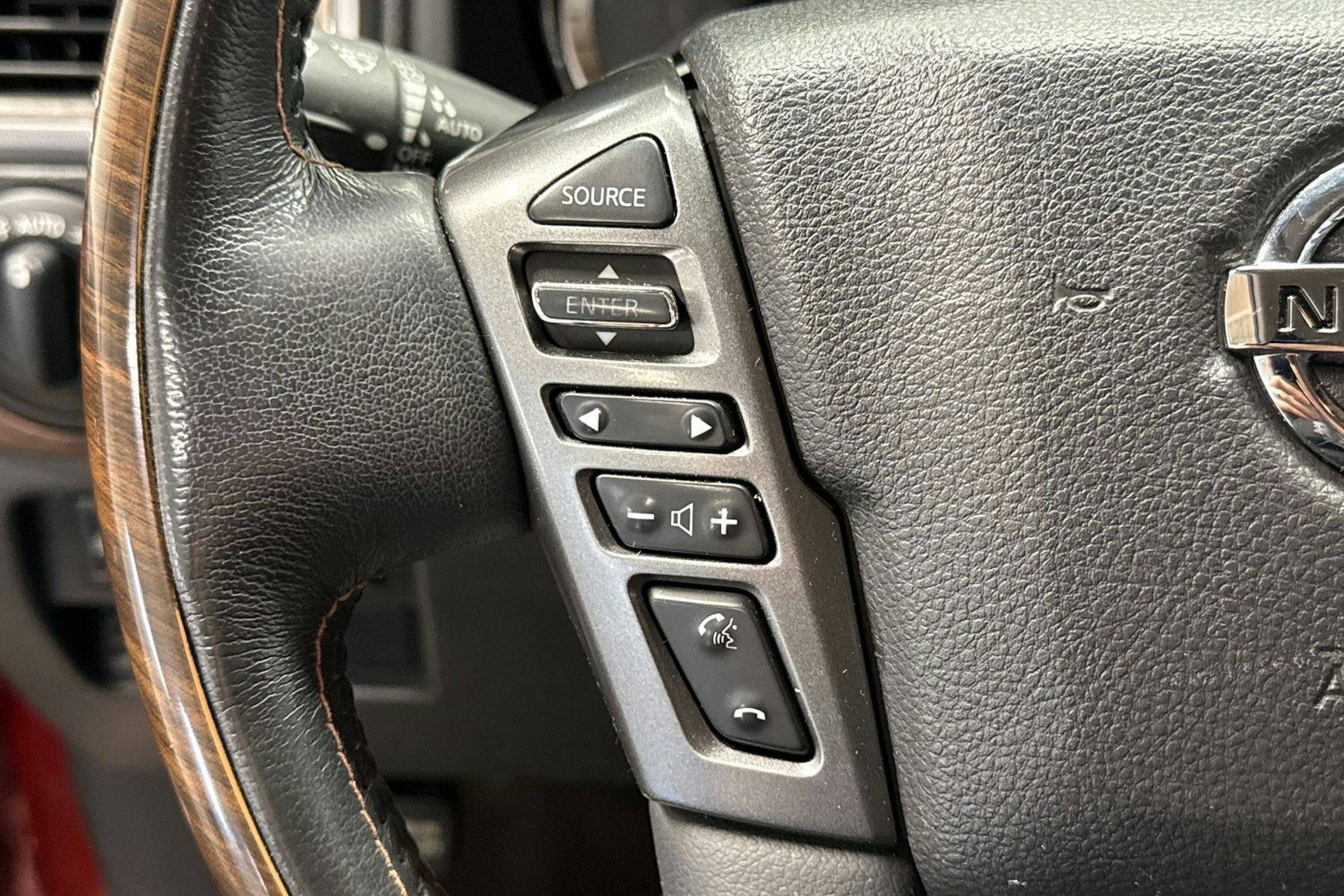 punainen Nissan Titan 2017 kuva 18.