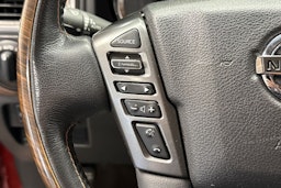 punainen Nissan Titan 2017 kuva 18.