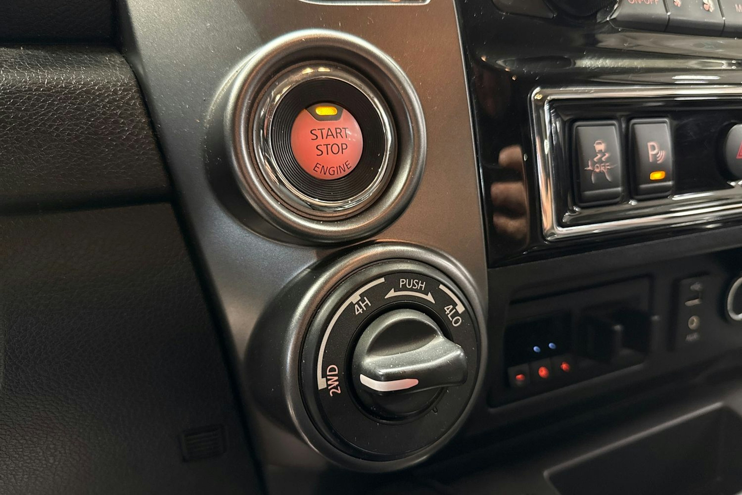 punainen Nissan Titan 2017 kuva 20.