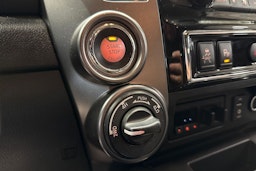 punainen Nissan Titan 2017 kuva 20.