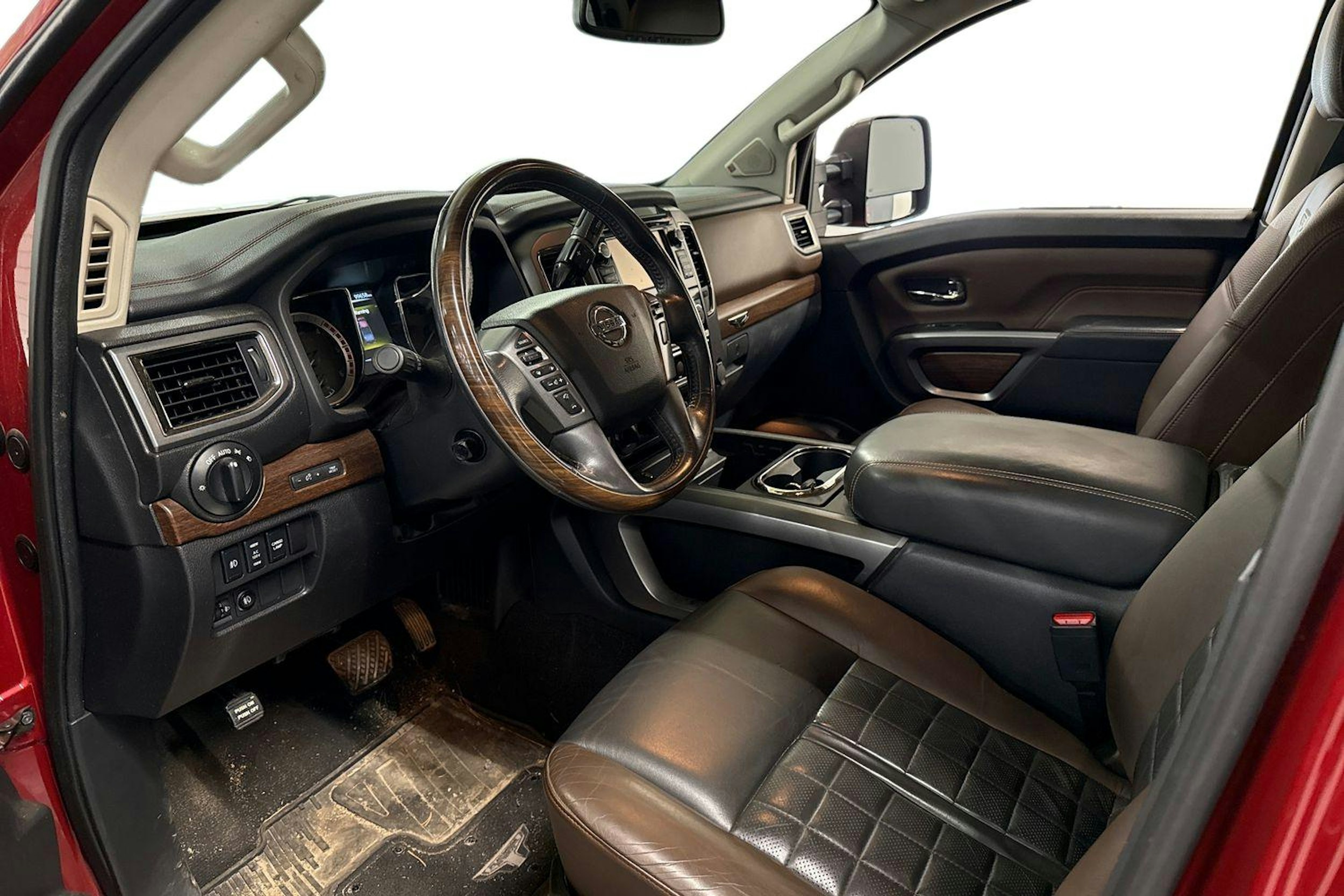 punainen Nissan Titan XD Platinum Reserve 4X4 2017 kuva 3.