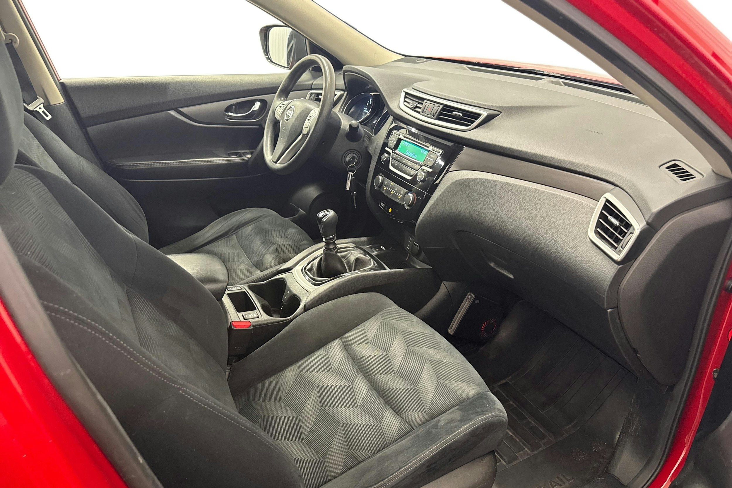 punainen Nissan X-Trail 2016 kuva 9.