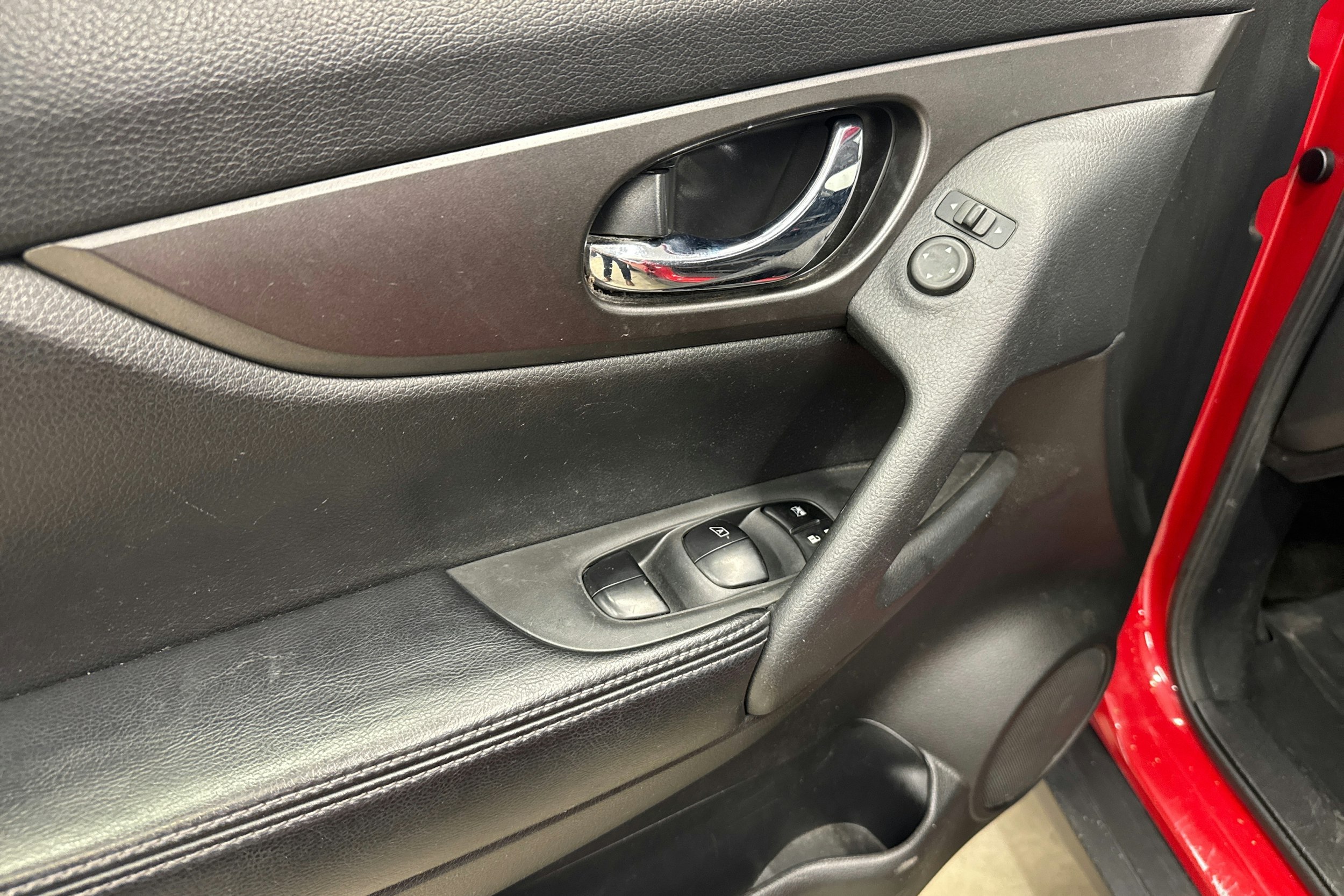 punainen Nissan X-Trail 2016 kuva 15.