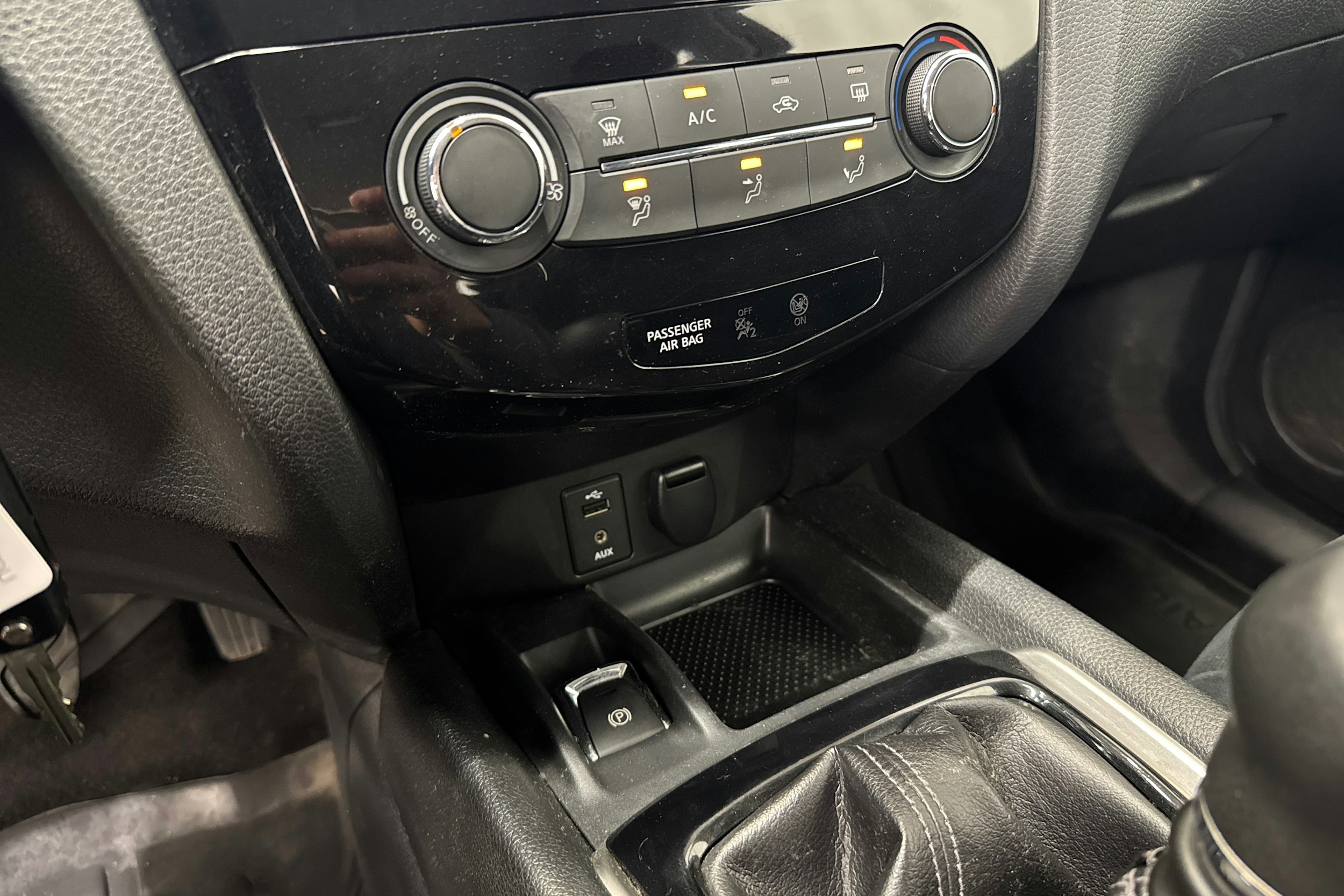 punainen Nissan X-Trail 2016 kuva 18.