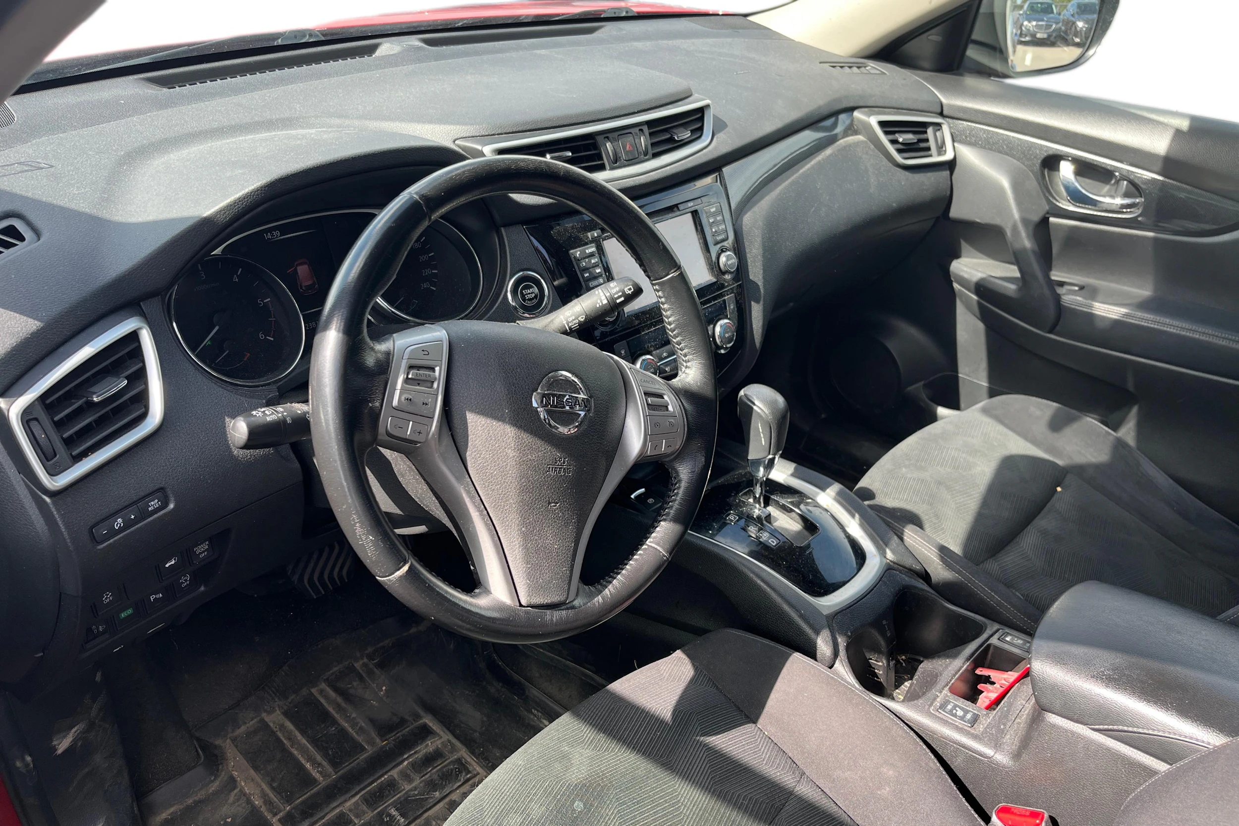 punainen Nissan X-Trail 2017 kuva 3.