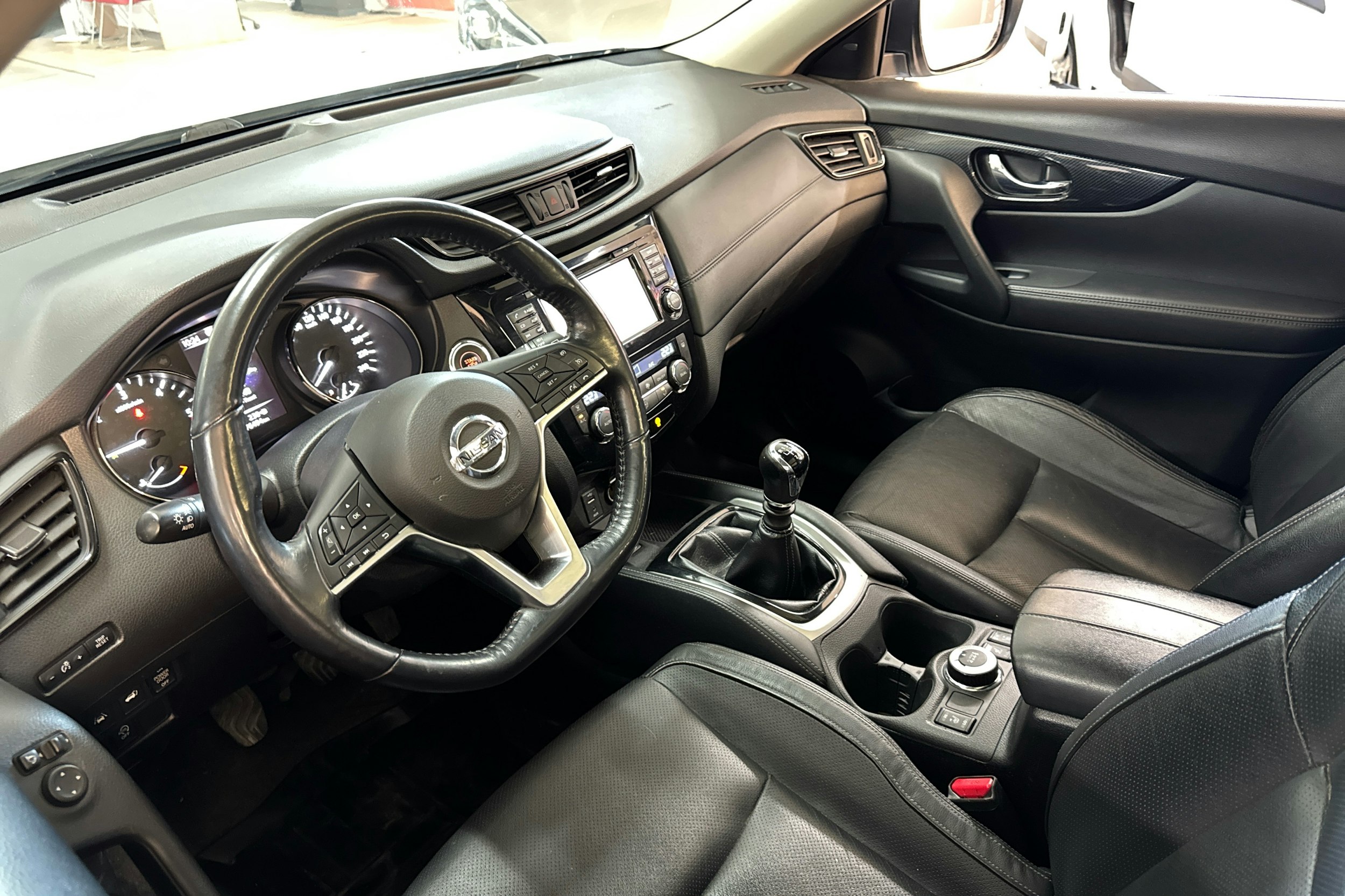 valkoinen Nissan X-Trail 2018 kuva 6.