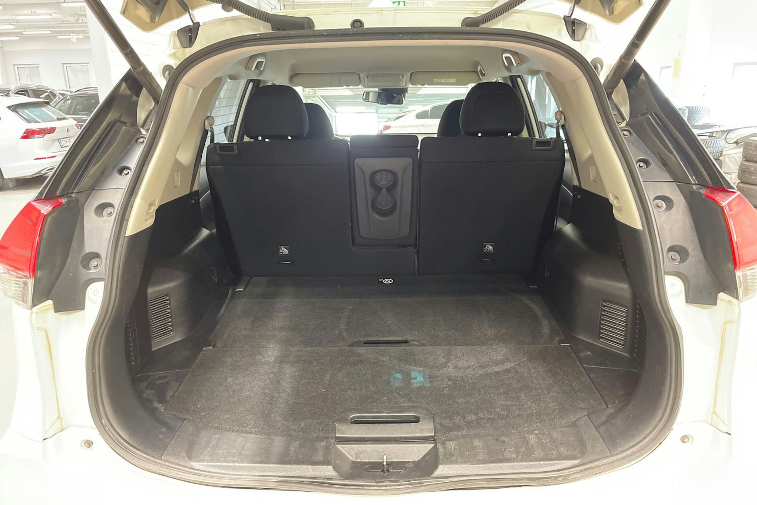 valkoinen Nissan X-Trail 2019 kuva 15.