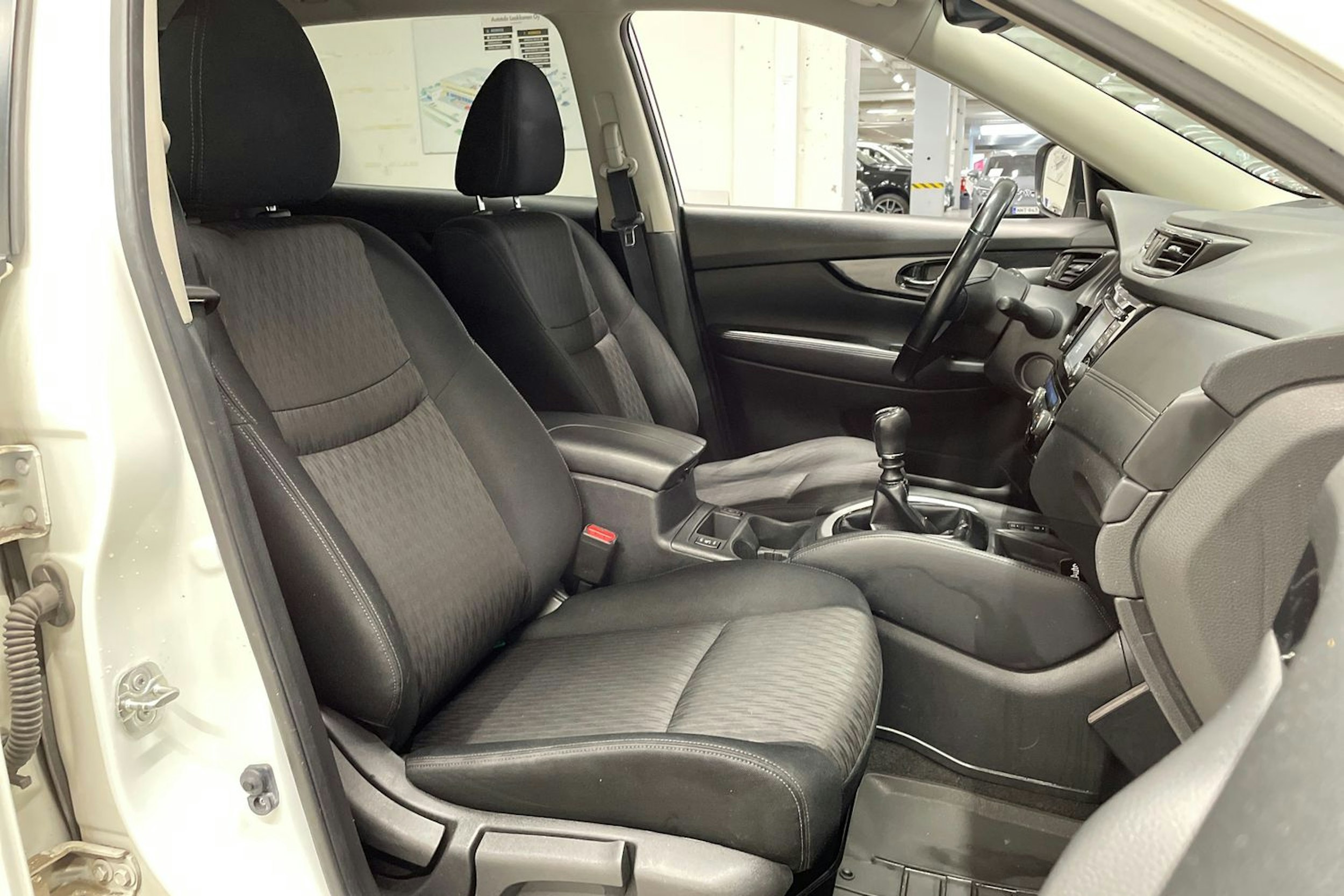 valkoinen Nissan X-Trail 2019 kuva 26.