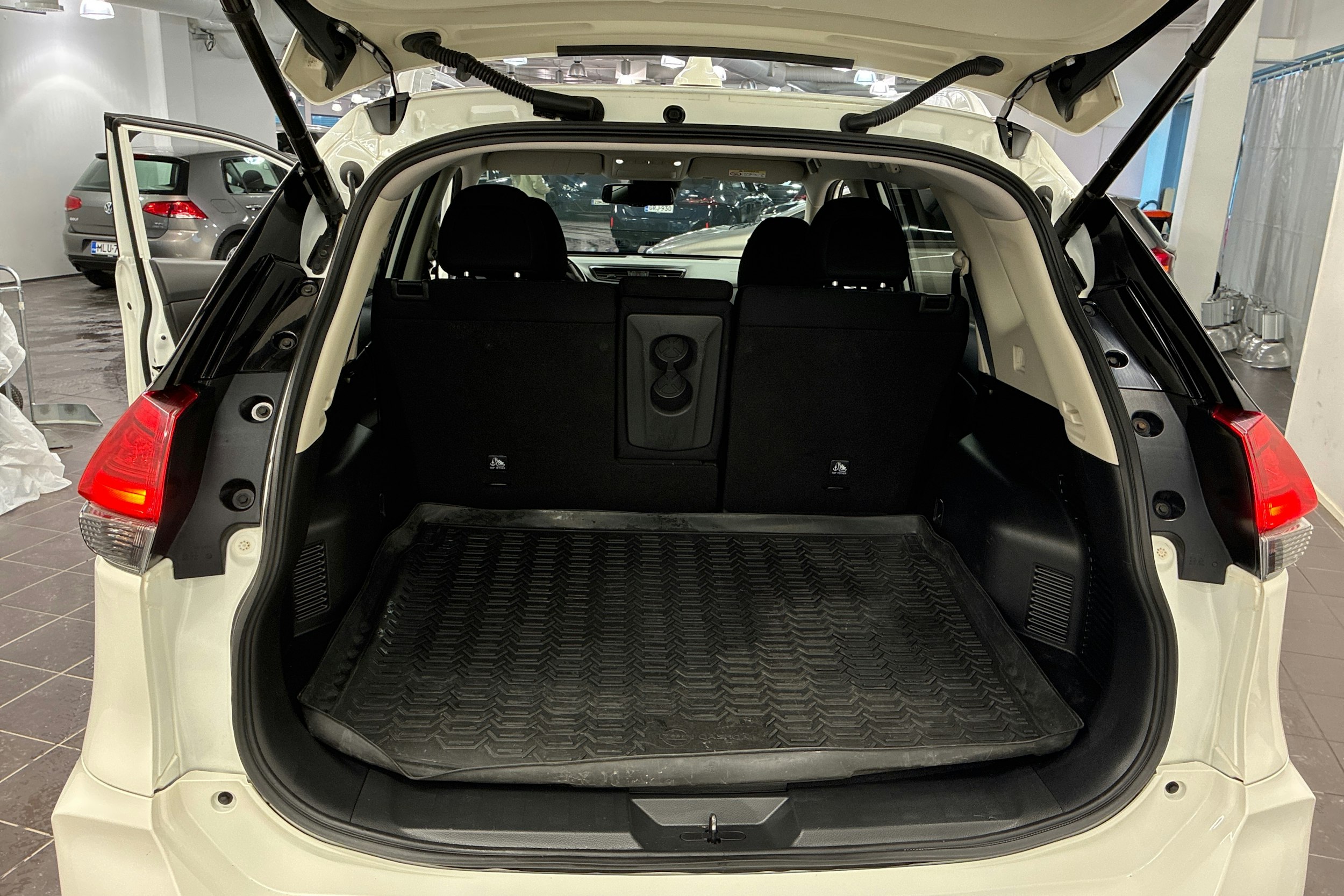 valkoinen Nissan X-Trail 2020 kuva 14.