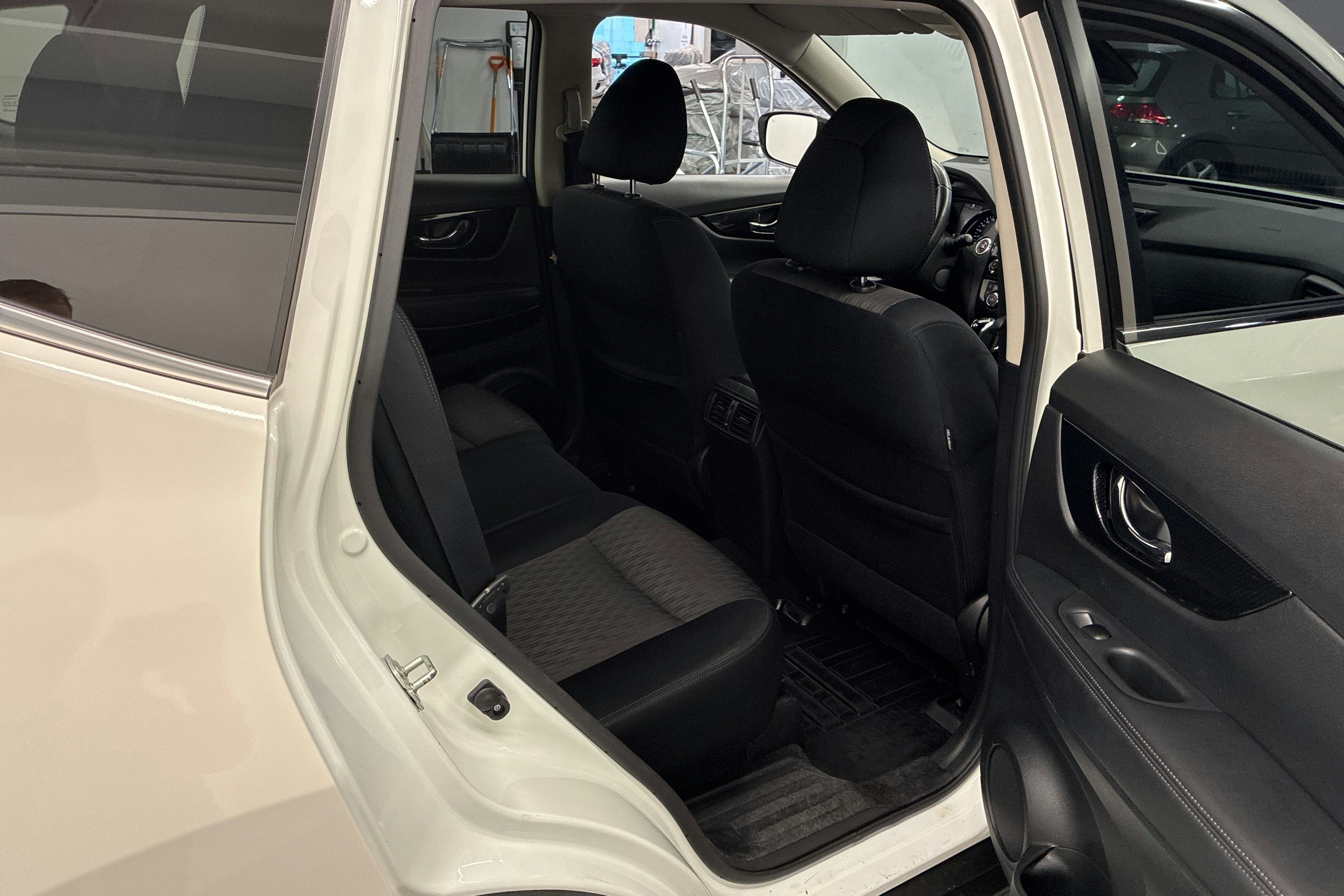 valkoinen Nissan X-Trail 2020 kuva 18.