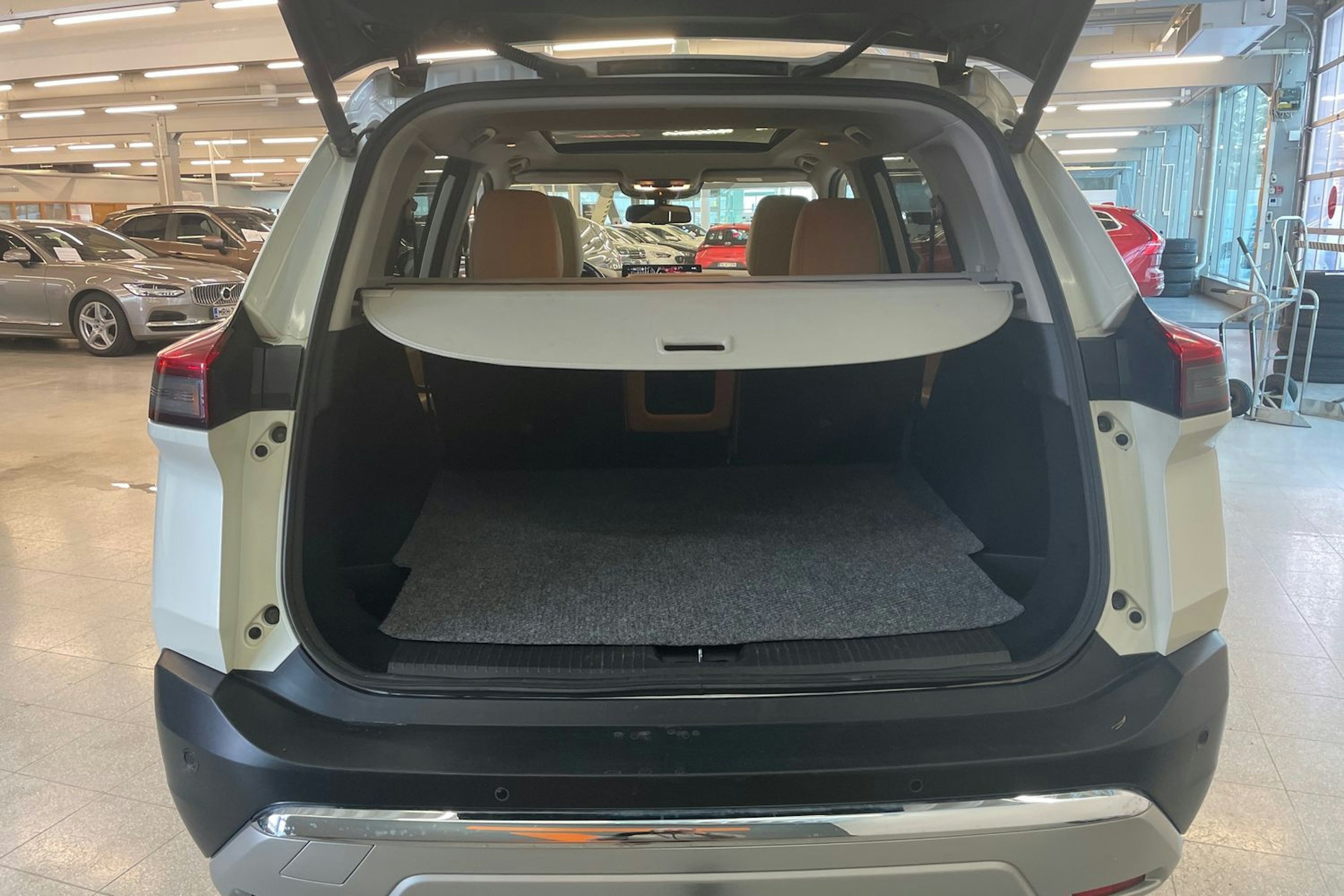 valkoinen Nissan X-TRAIL 2023 kuva 30.