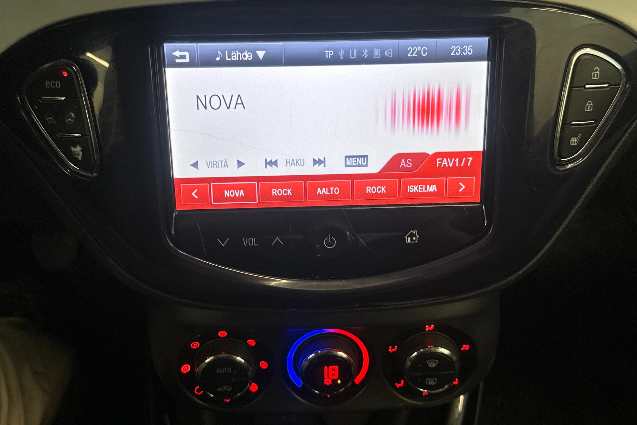 Valkoinen Opel Adam 2013 kuva 13.