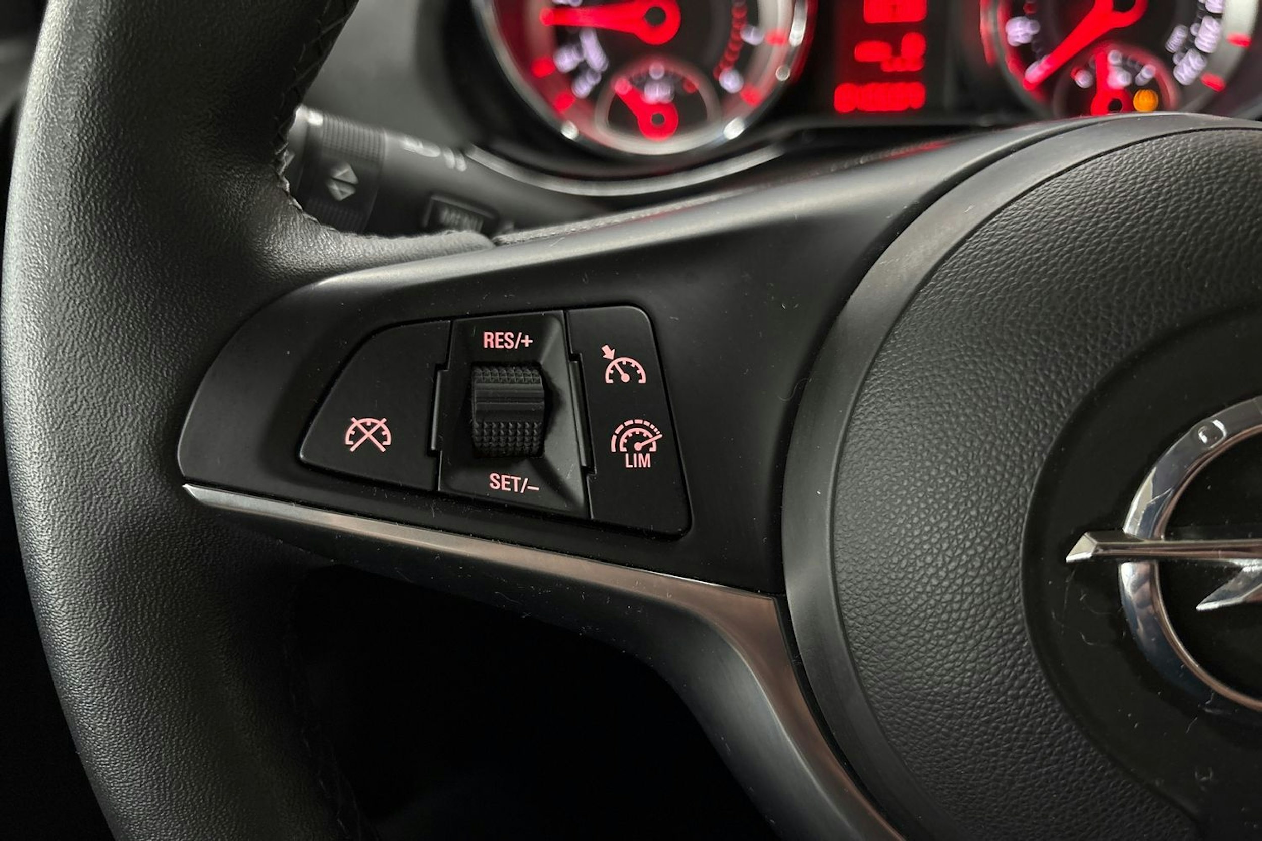 Punainen Opel Adam 2015 kuva 15.