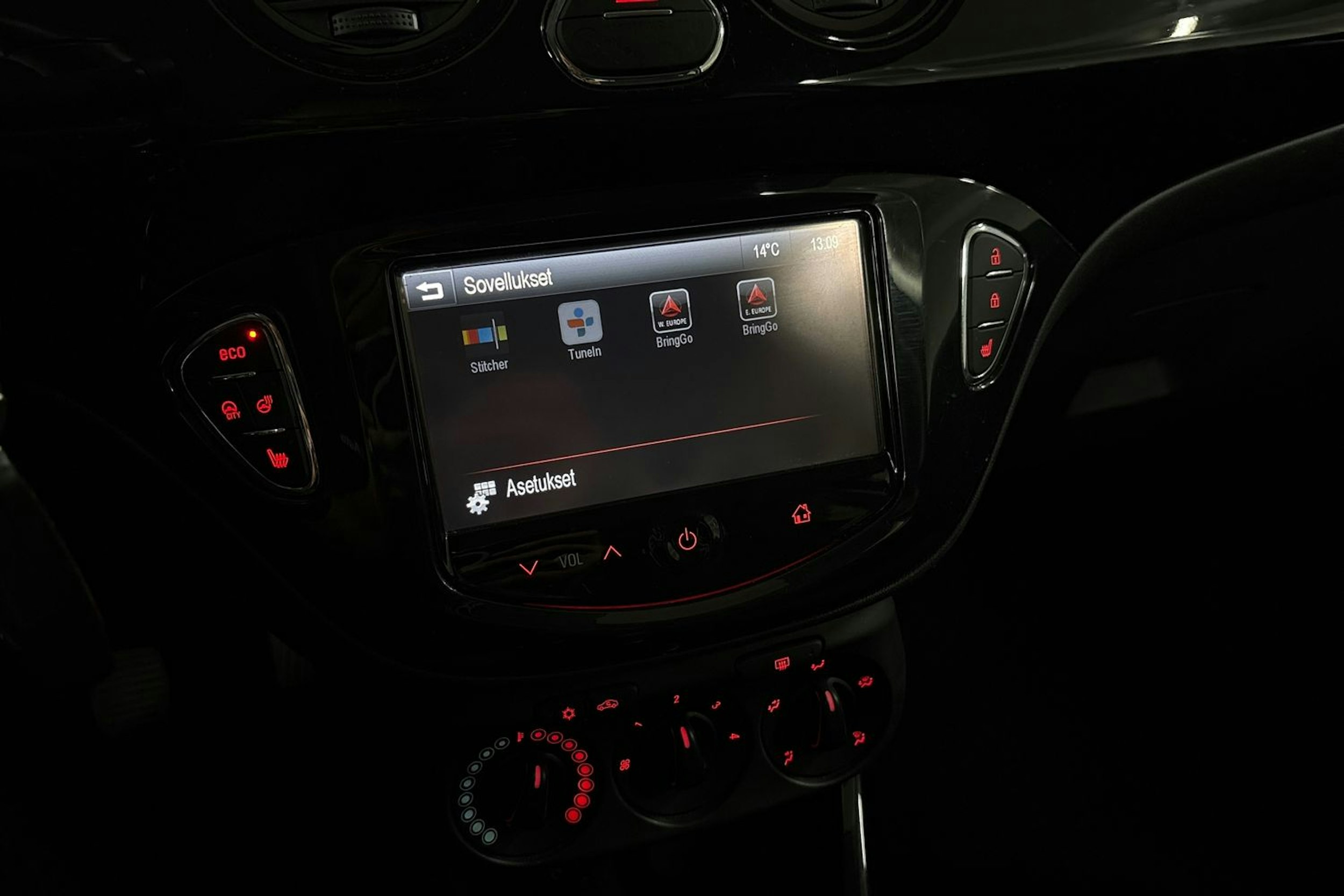 Punainen Opel Adam 2015 kuva 19.