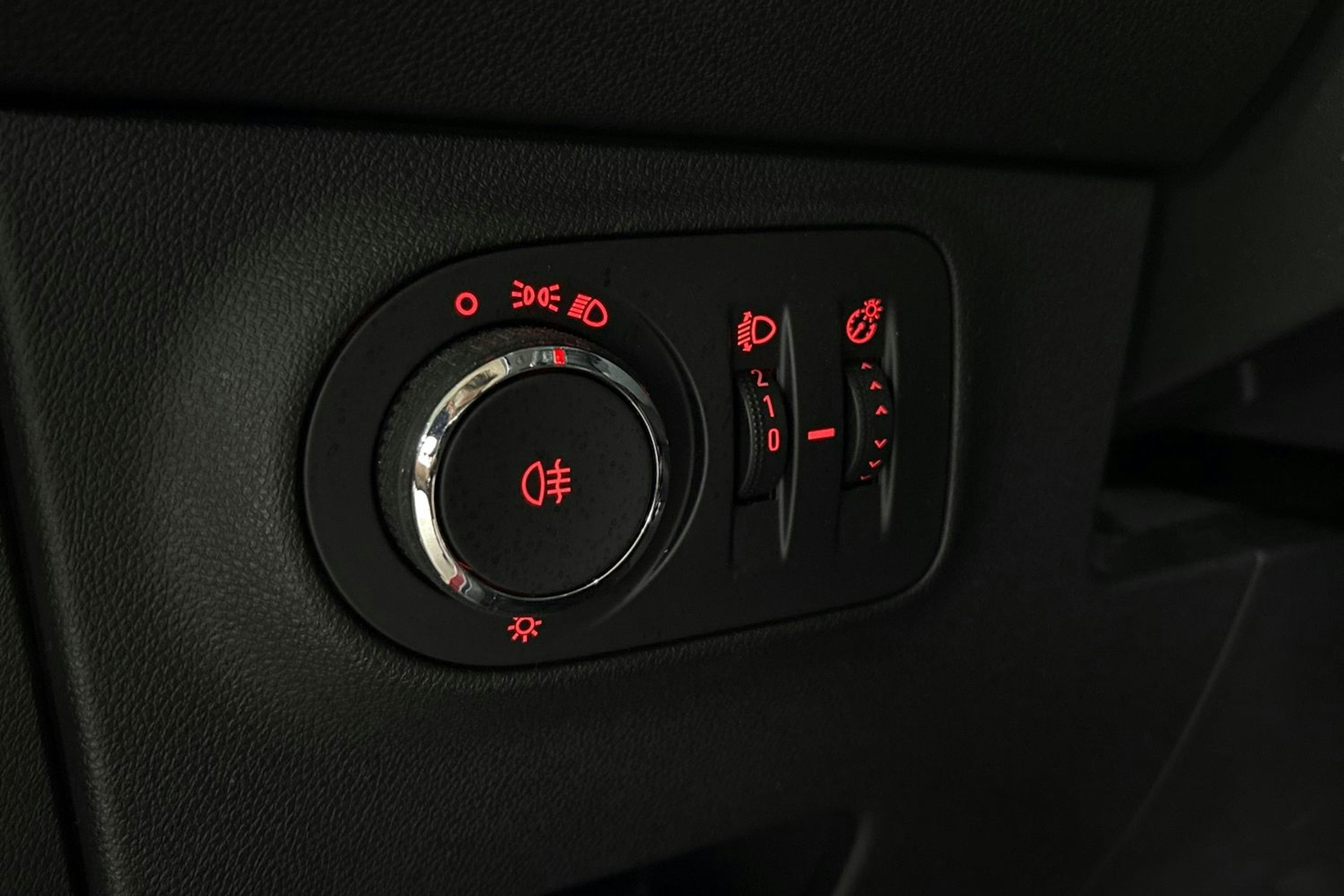 Punainen Opel Adam 2015 kuva 22.