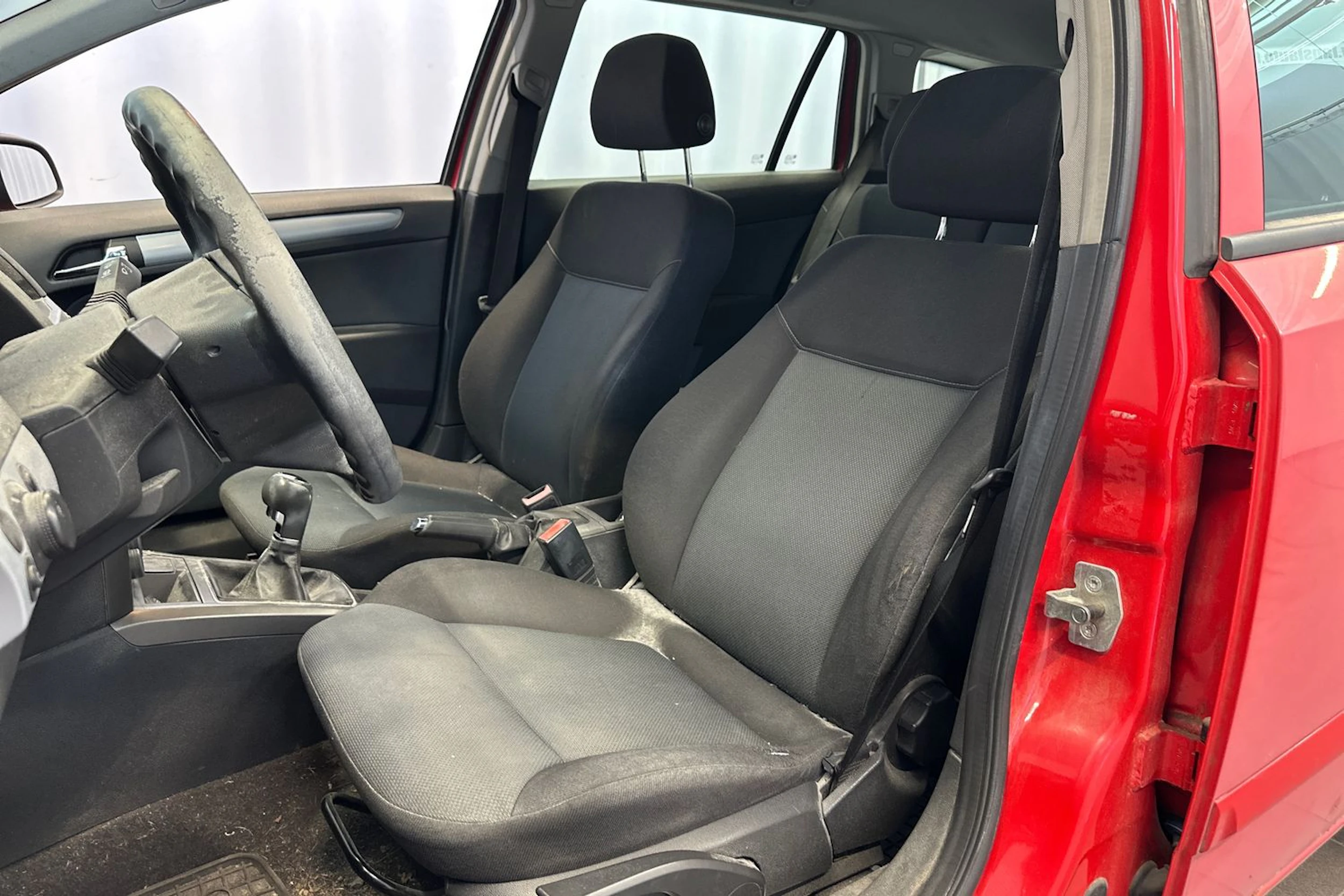 punainen Opel Astra 2005 kuva 10.