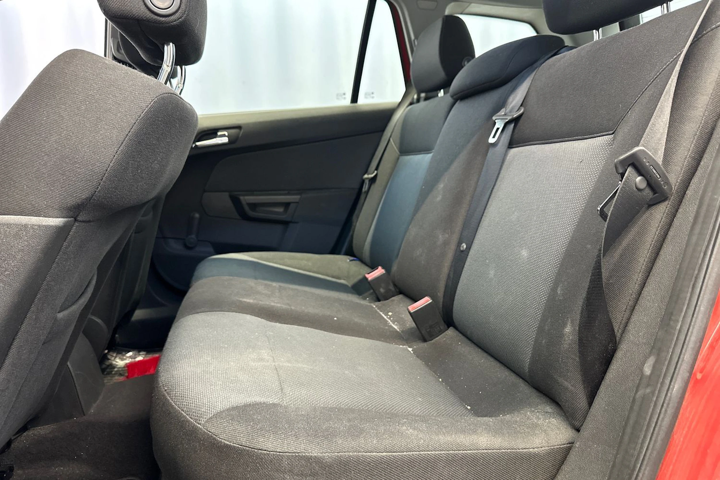 punainen Opel Astra 2005 kuva 11.