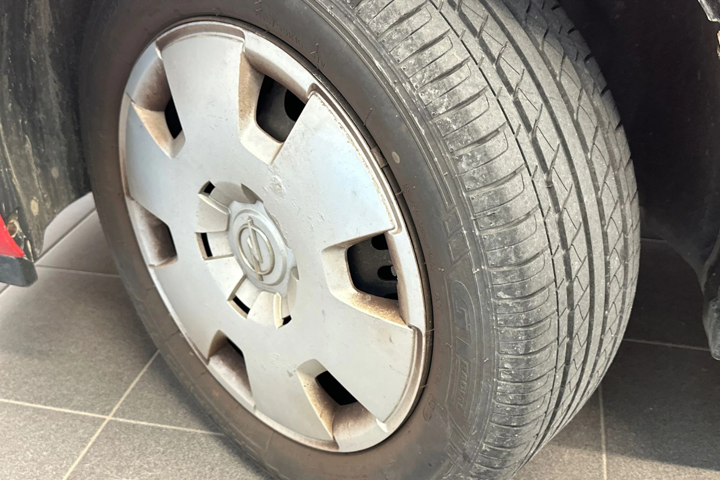 punainen Opel Astra 2005 kuva 29.