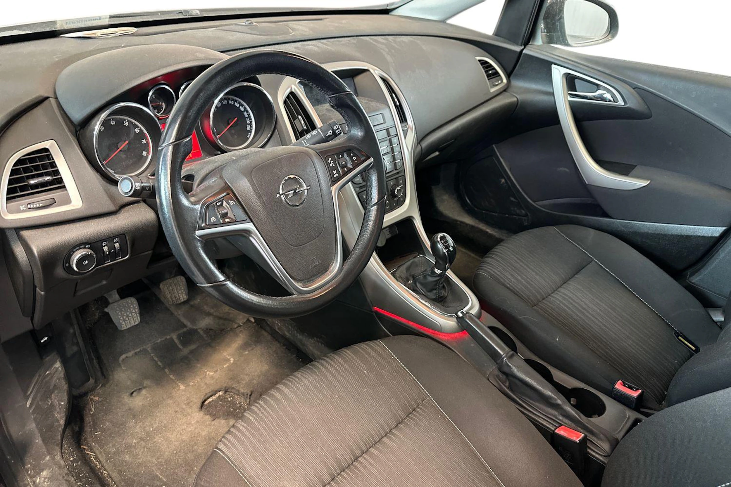 musta Opel Astra 2010 kuva 3.