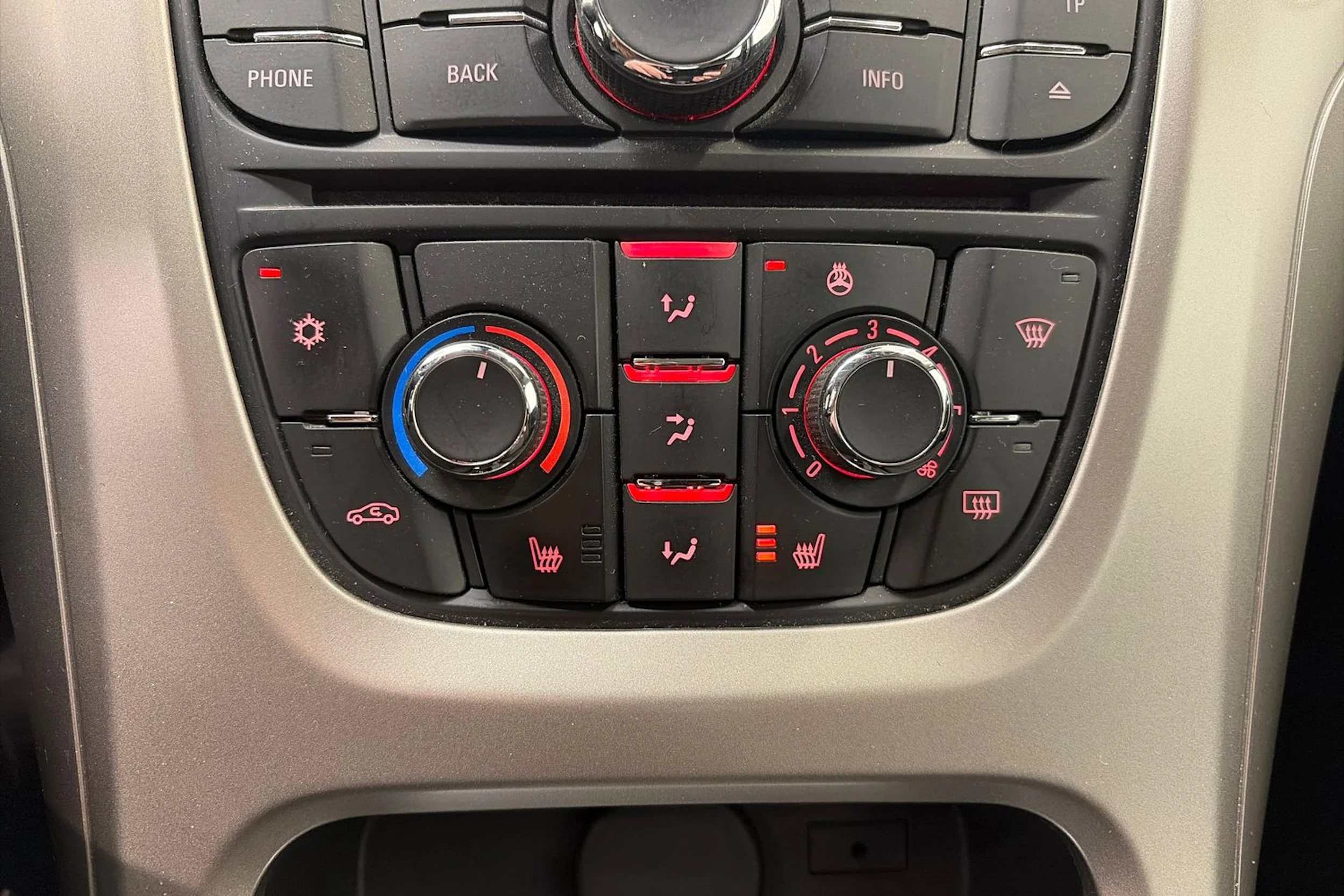 hopea Opel Astra 2011 kuva 18.