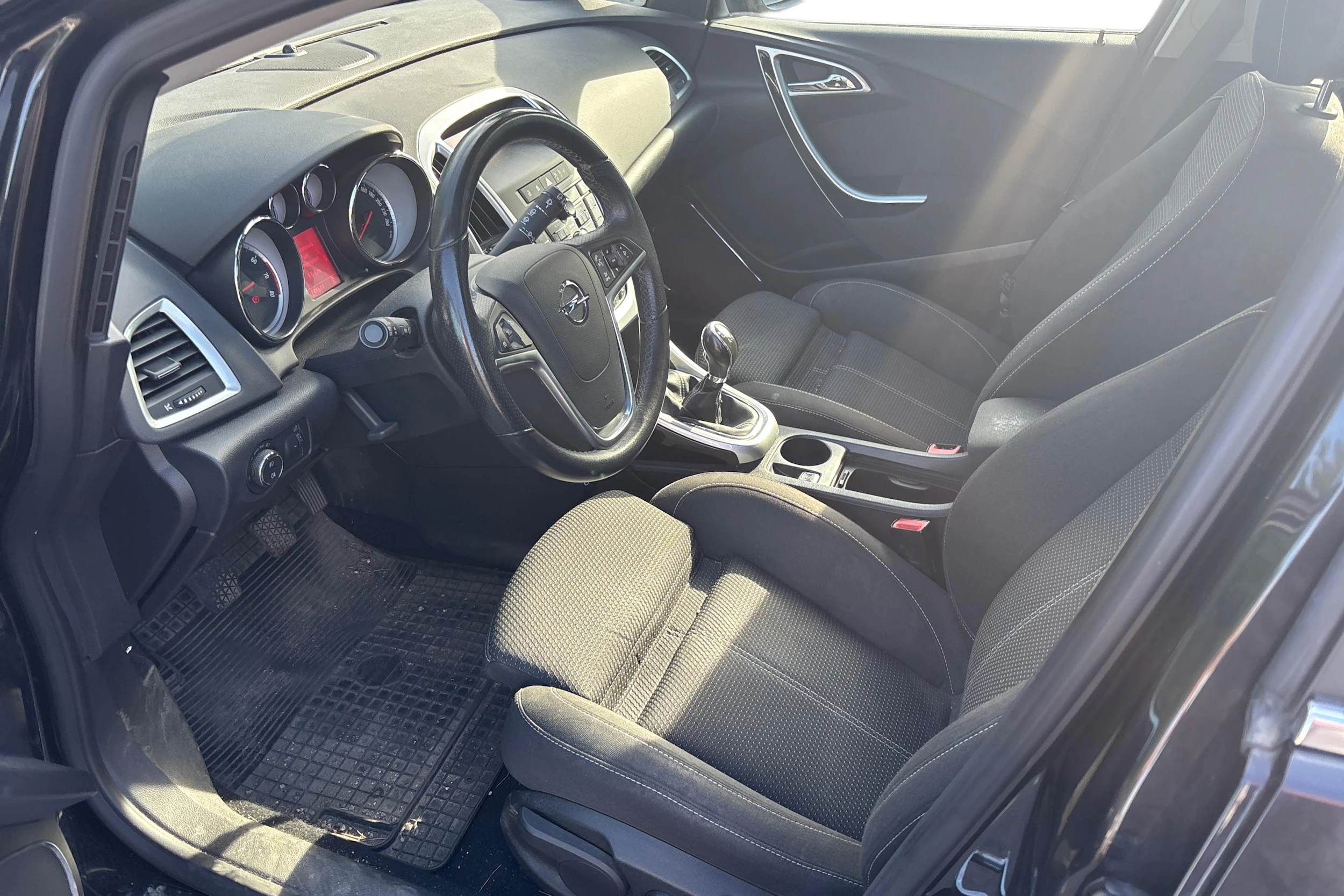 musta Opel Astra 2011 kuva 3.