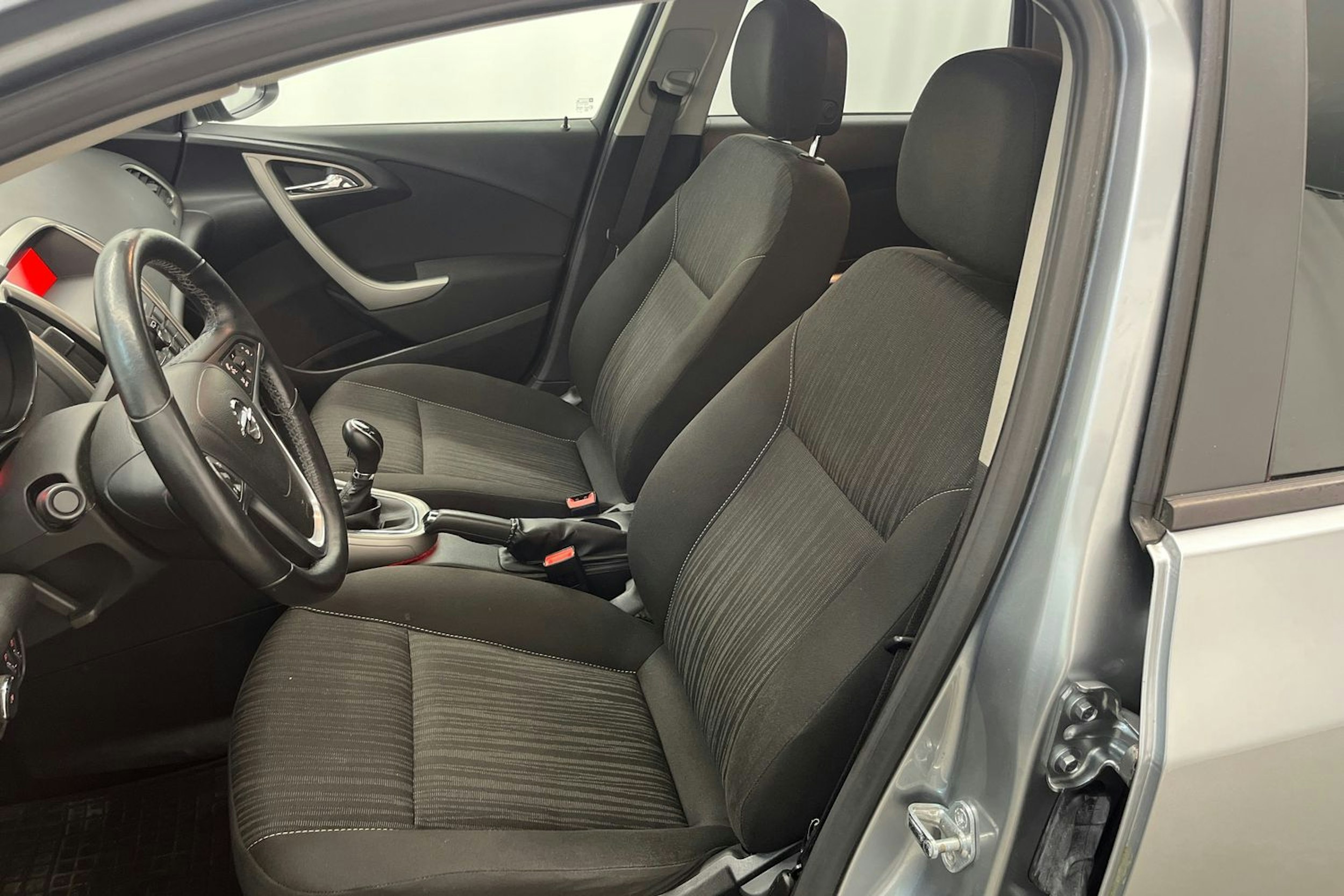 Harmaa Opel ASTRA 2011 kuva 15.