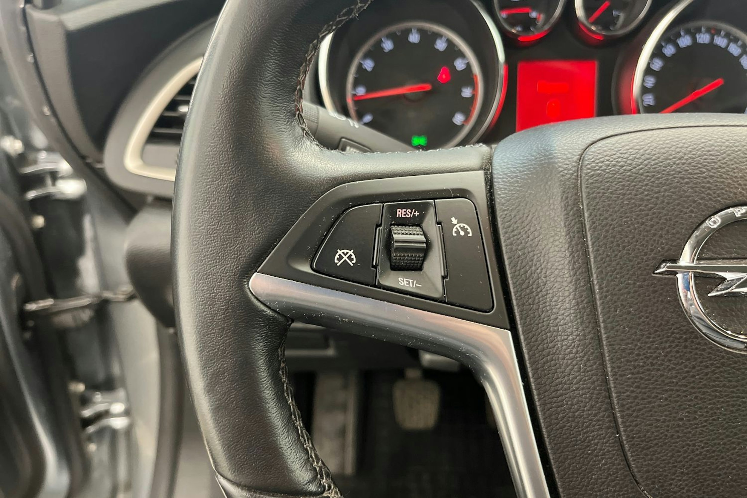 Harmaa Opel ASTRA 2011 kuva 17.