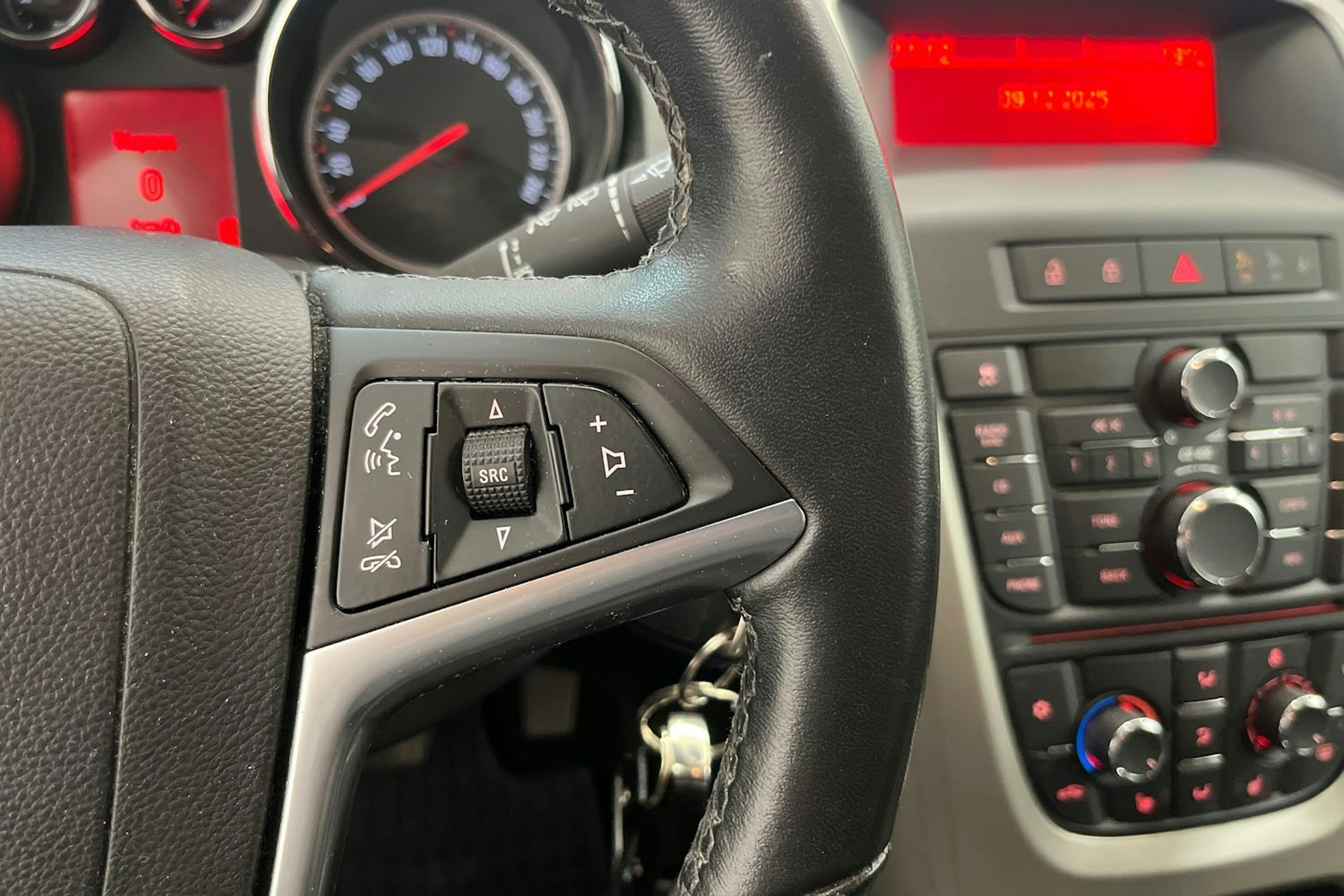 Harmaa Opel ASTRA 2011 kuva 18.