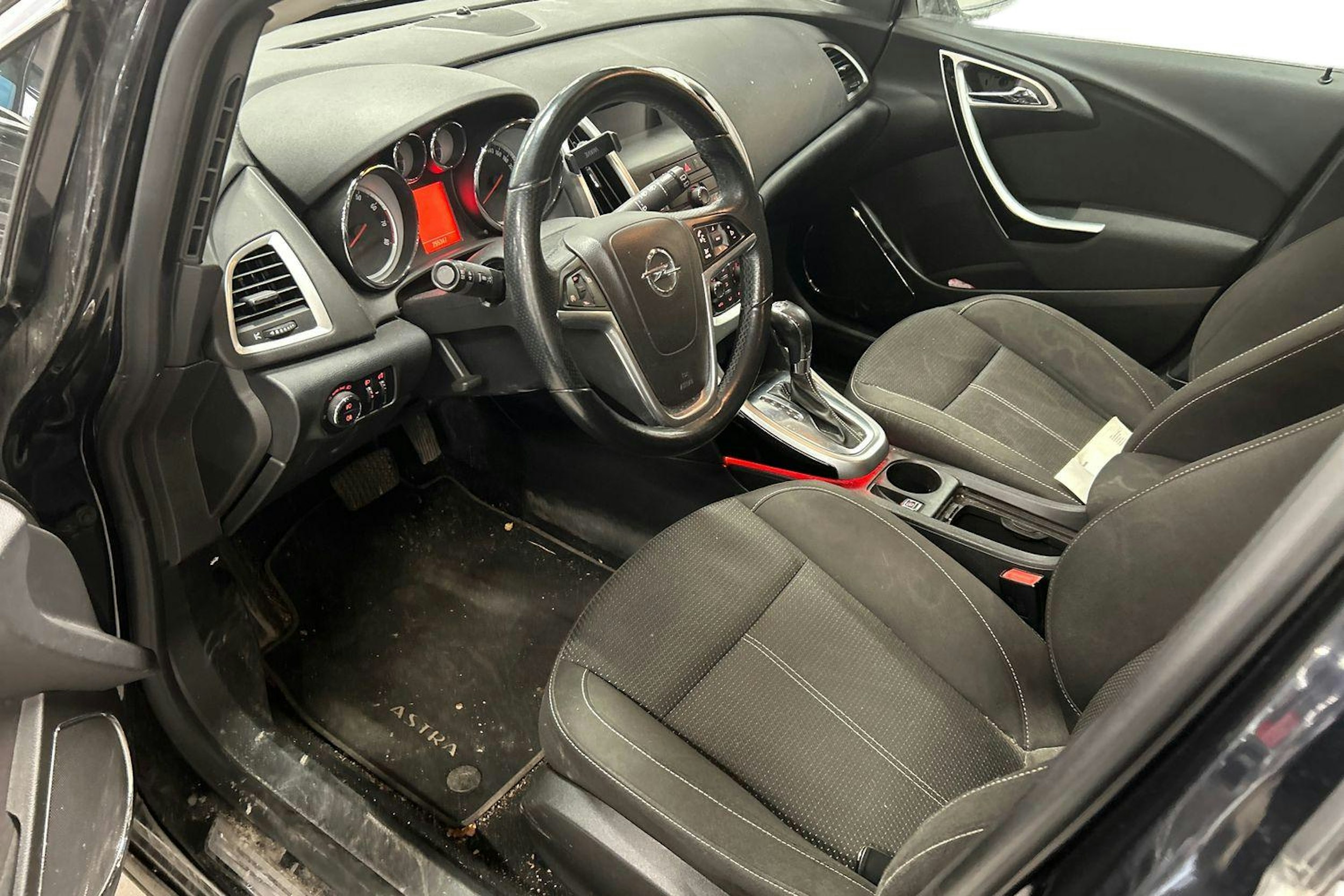 musta Opel Astra 2011 kuva 3.