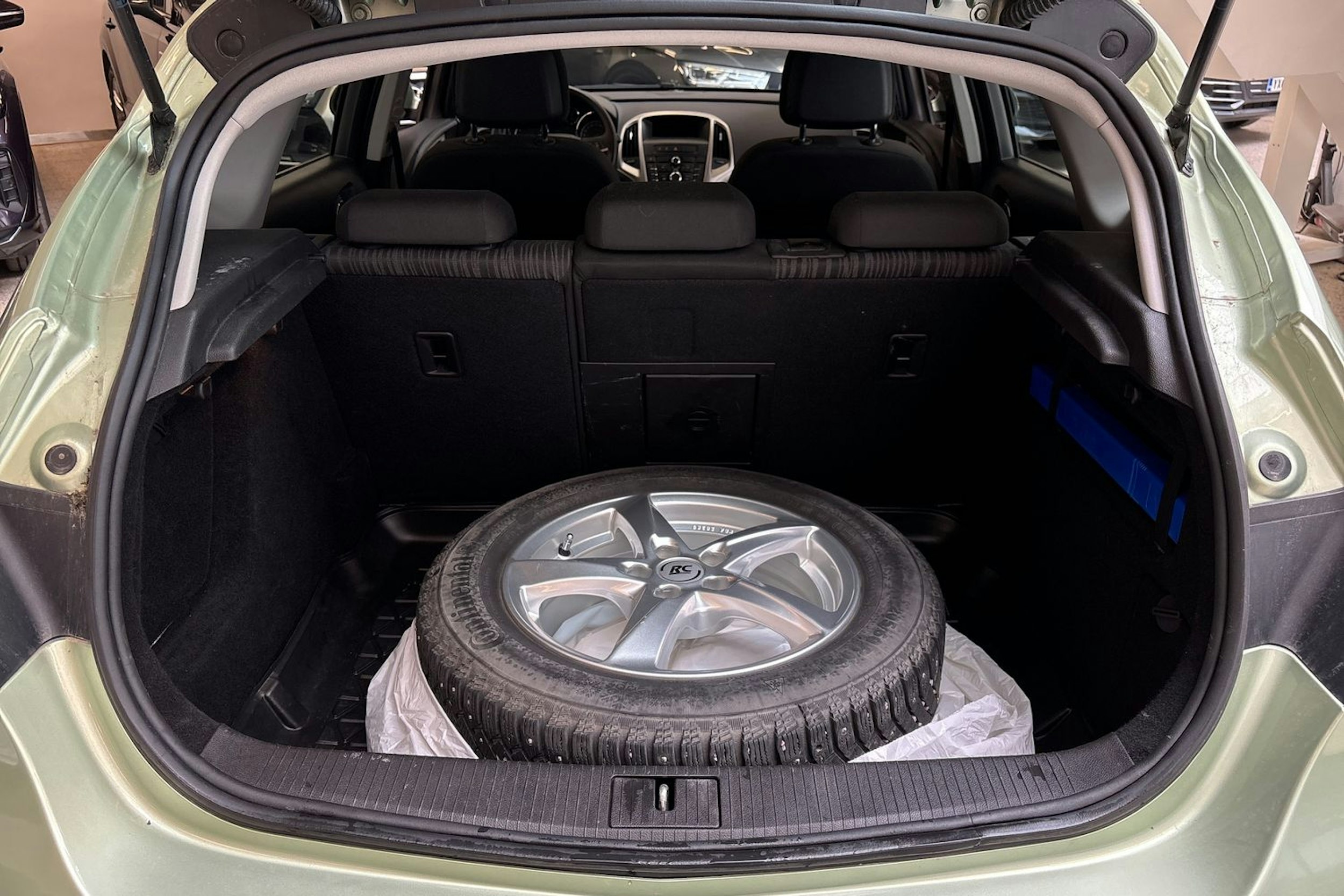 vihreä Opel Astra 2011 kuva 14.
