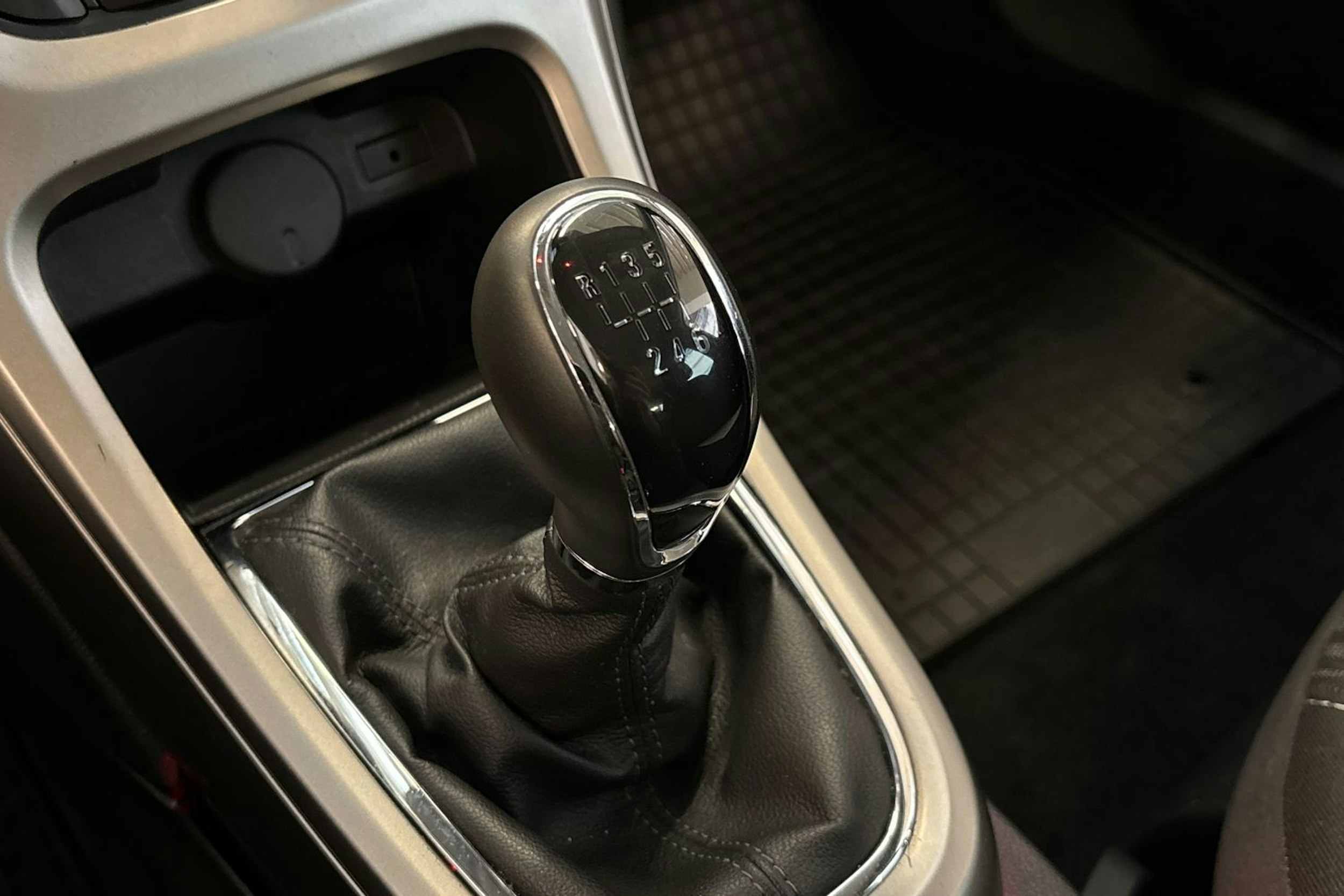 vihreä Opel Astra 2011 kuva 26.